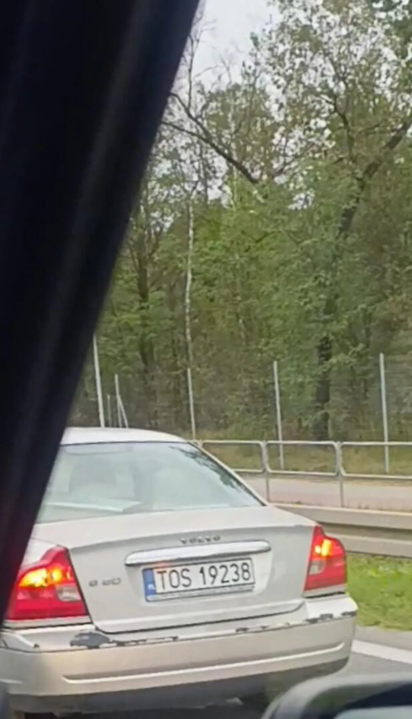 Kobieto! Zastanów się poważnie nad tym co robisz, przecież masz z tyłu dziecko, jesteś za nie odpowiedzialna. Może i Twoje życie nie jest dla Ciebie aż tak ważne, ale nie narażaj dziecka na niebezpieczeństwo. Jak możesz trzymać w jednej łapie telefon i jeszcze się patrzeć co chwilę na boki? Skup się na drodze! Wystarczy chwila nieuwagi i tragedia gotowa! Zatrzymaj się lepiej następnym razem na chwilę, pogadaj o jakże ważnych sprawach i jedź dalej, to nie chodzi o sam mandat, ale trzeba trochę jednak myśleć czasami...