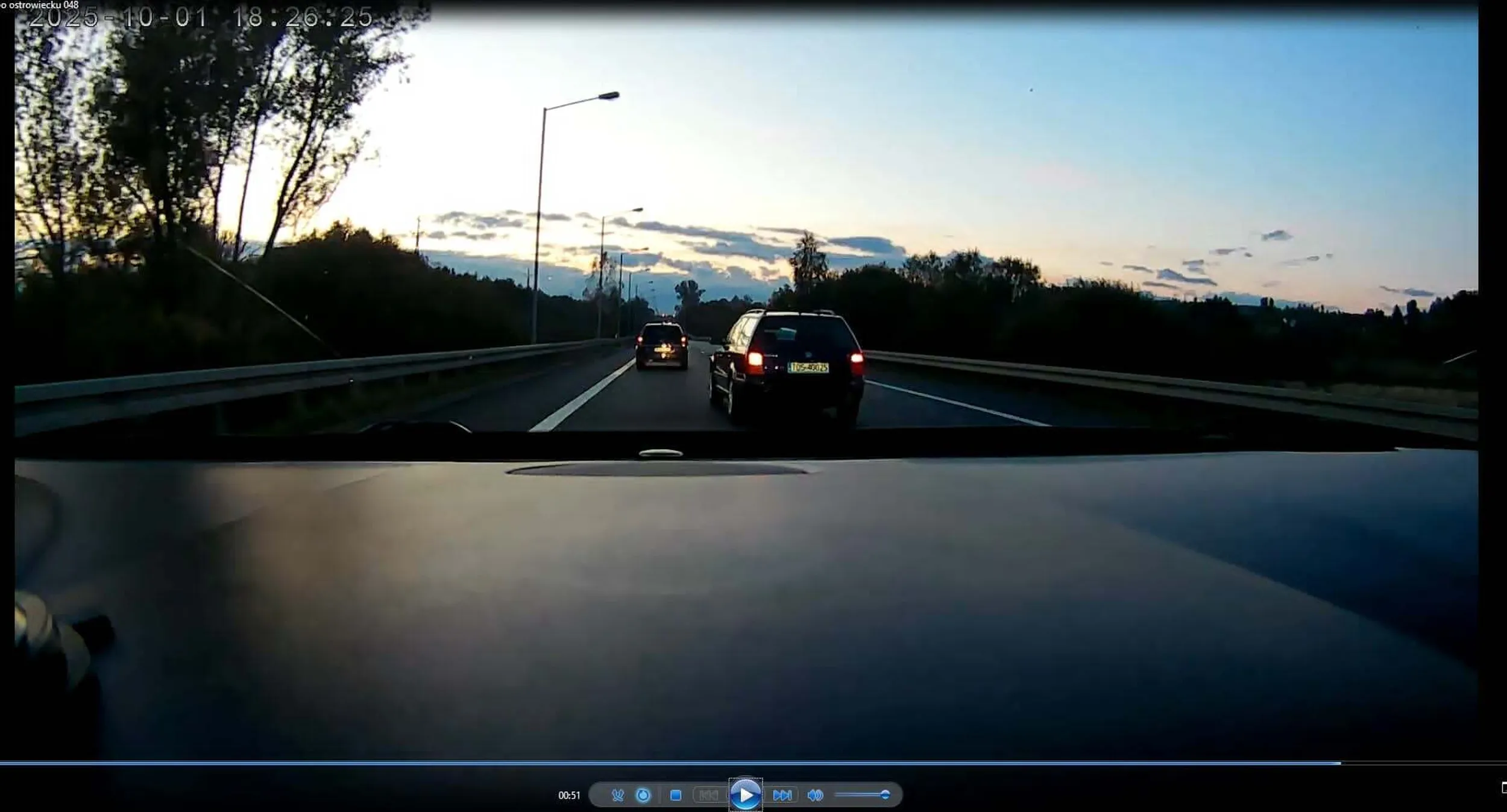 Proponowałbym przy wykonywaniu manewru wyprzedzania kontrolować w lusterkach co się dzieje za samochodem !