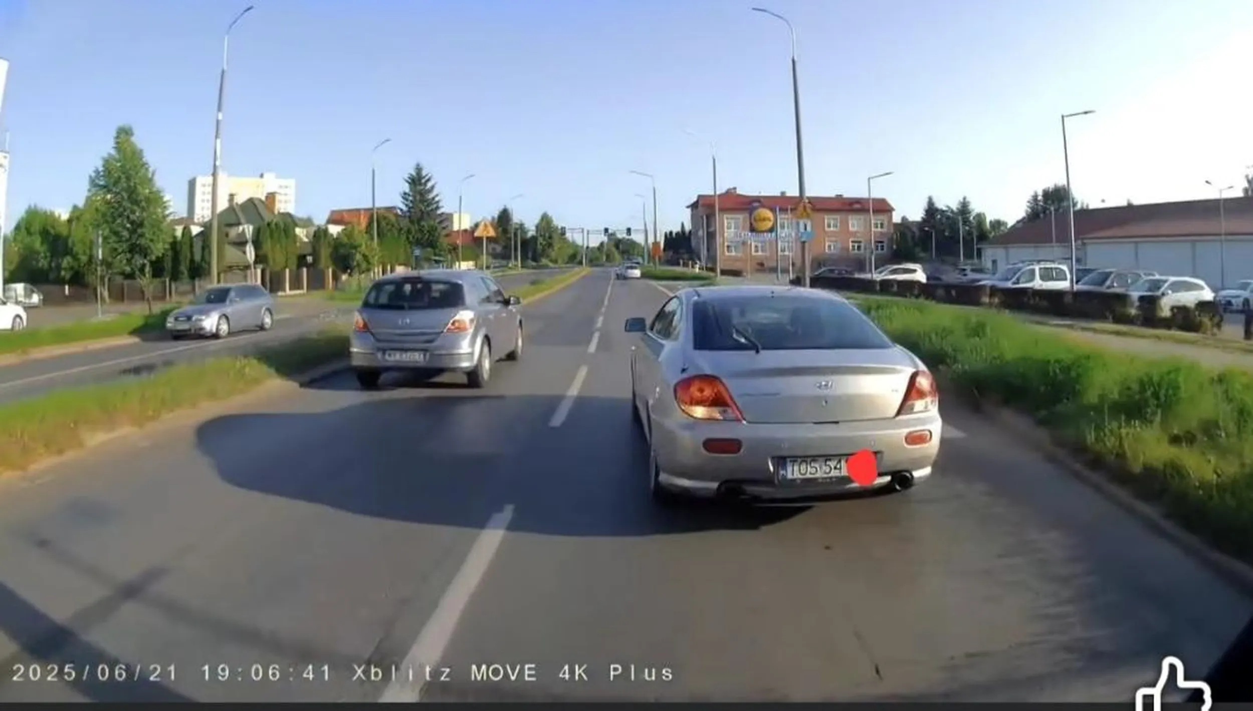 Ameba bez mózgu stwarzająca zagrożenie w ruchu lądowym swoim zachowaniem, wymusza pierszeństwo na autobusie komunikacji miejskiej. Chętnie pofatyguje się o poinformowanie ubezpieczyciela o sytuacji