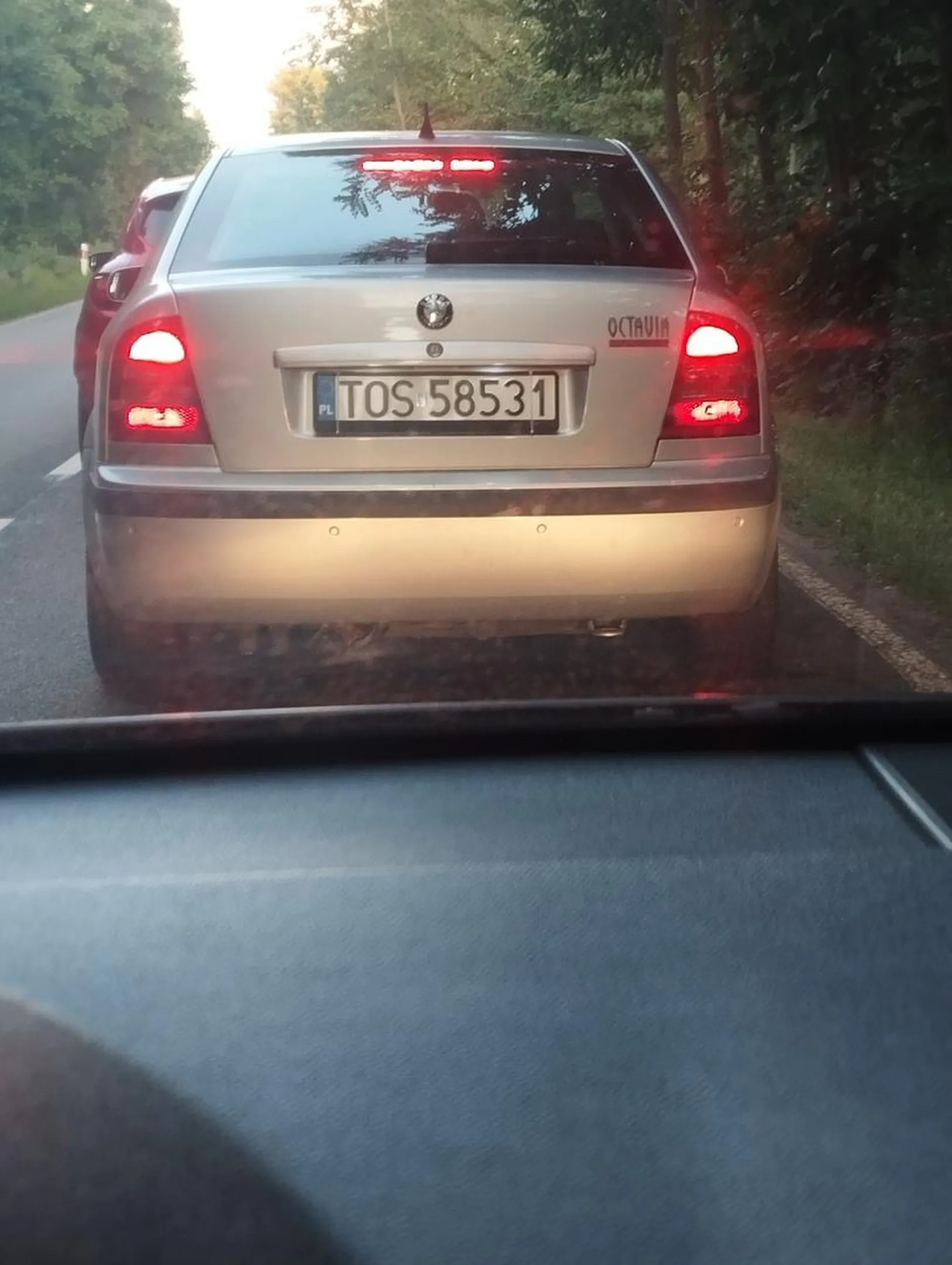 Złamany fiut wjeżdża przez innych w korku żeby zaoszczędzić sekundę swojego marnego życia skoda octavia