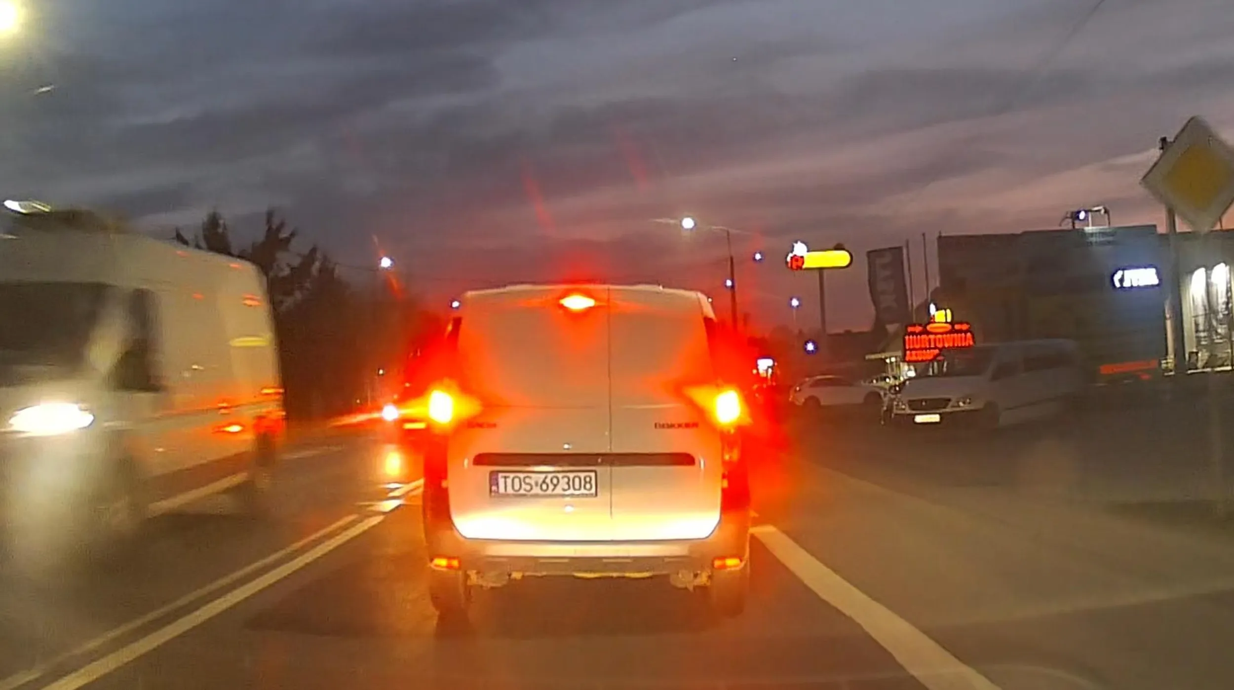 Zajeżdża drogę, szeryfuje i nie wpuszcza na suwak, polecam przypomnieć sobie przepisy ruchu drogowego