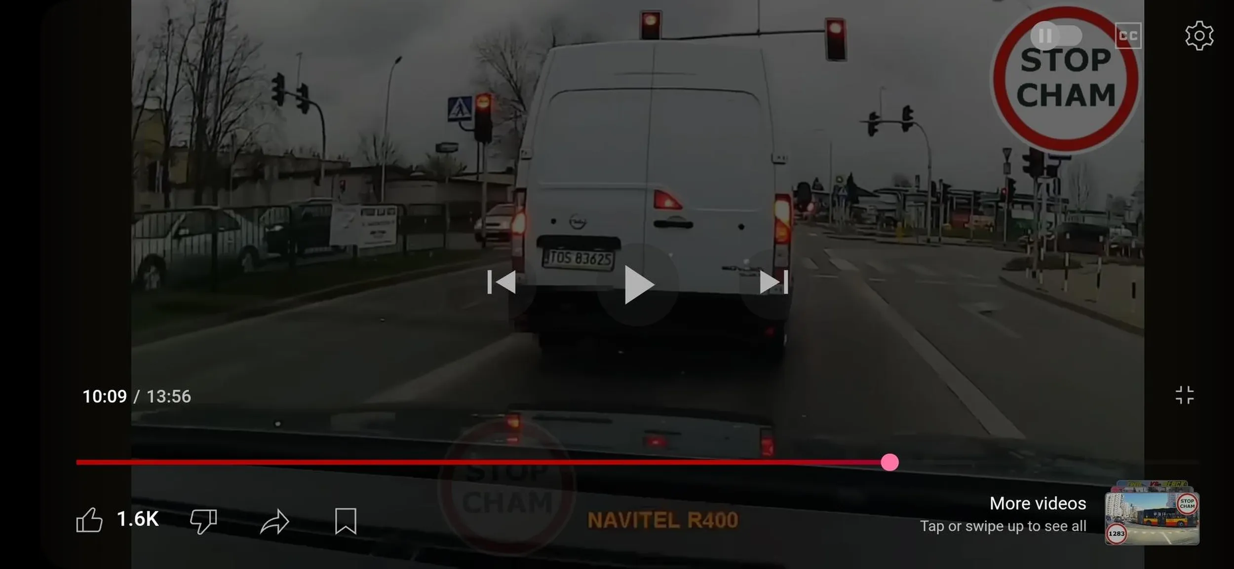 Kierowca spycha inne pojazdy z drogi. Stwarza niebezpieczeństwo dla innych.