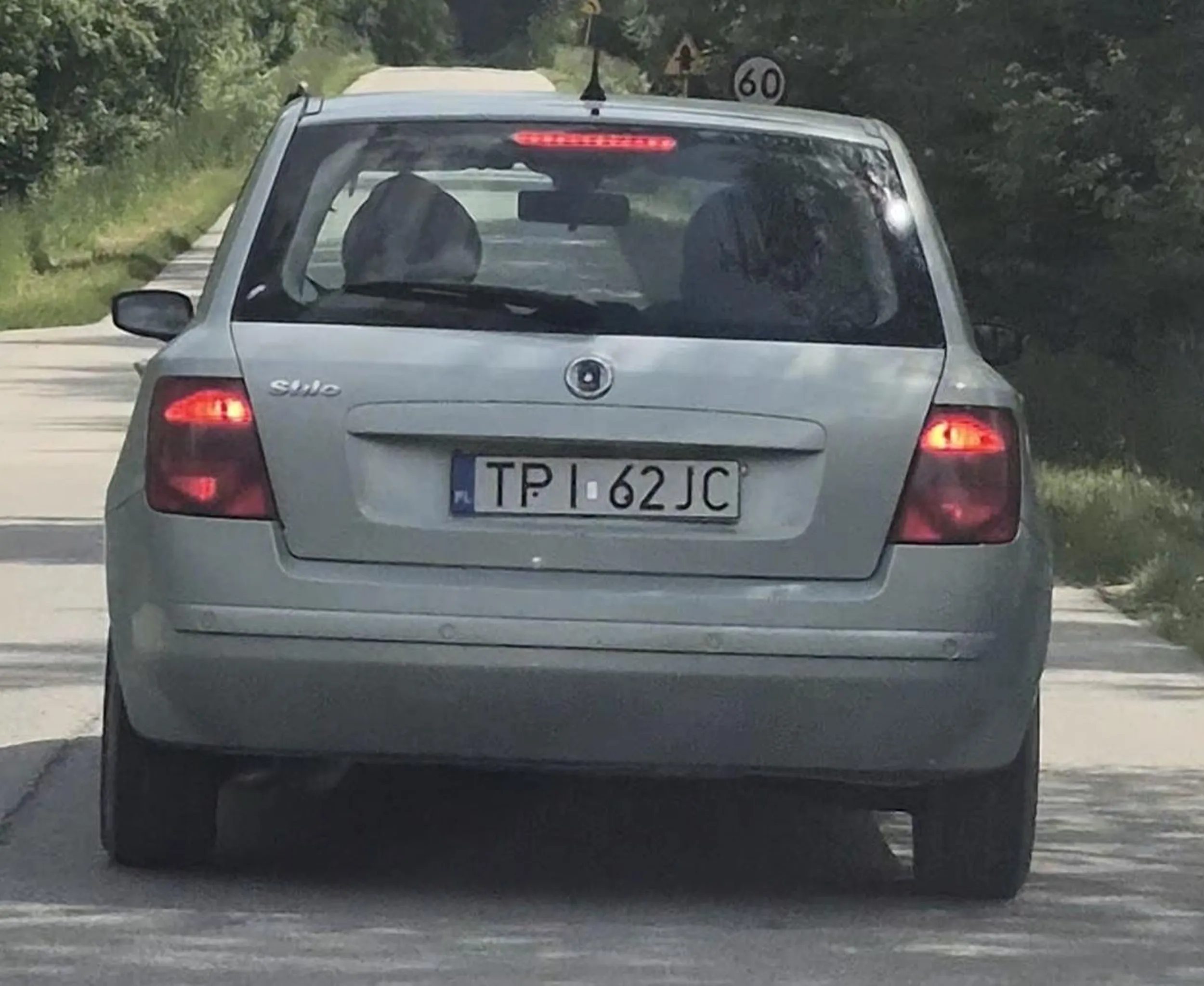 Cham sie wlecze przy próbie wyprzedzenia przyspiesza . Niema możliwości dalej go wyprzedzic  to zwalnia .