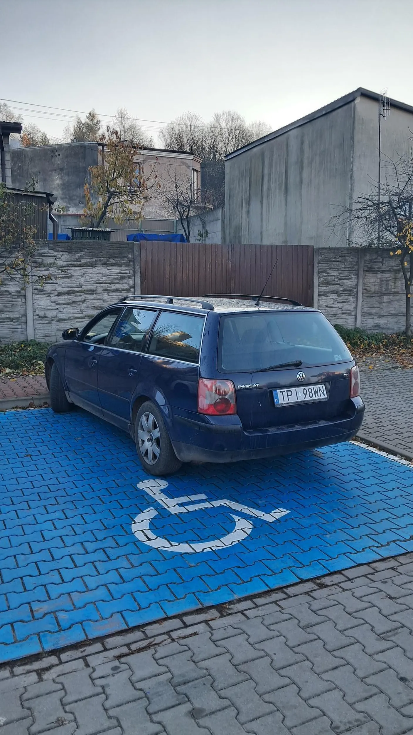 Pali gumę na młynie opur fest