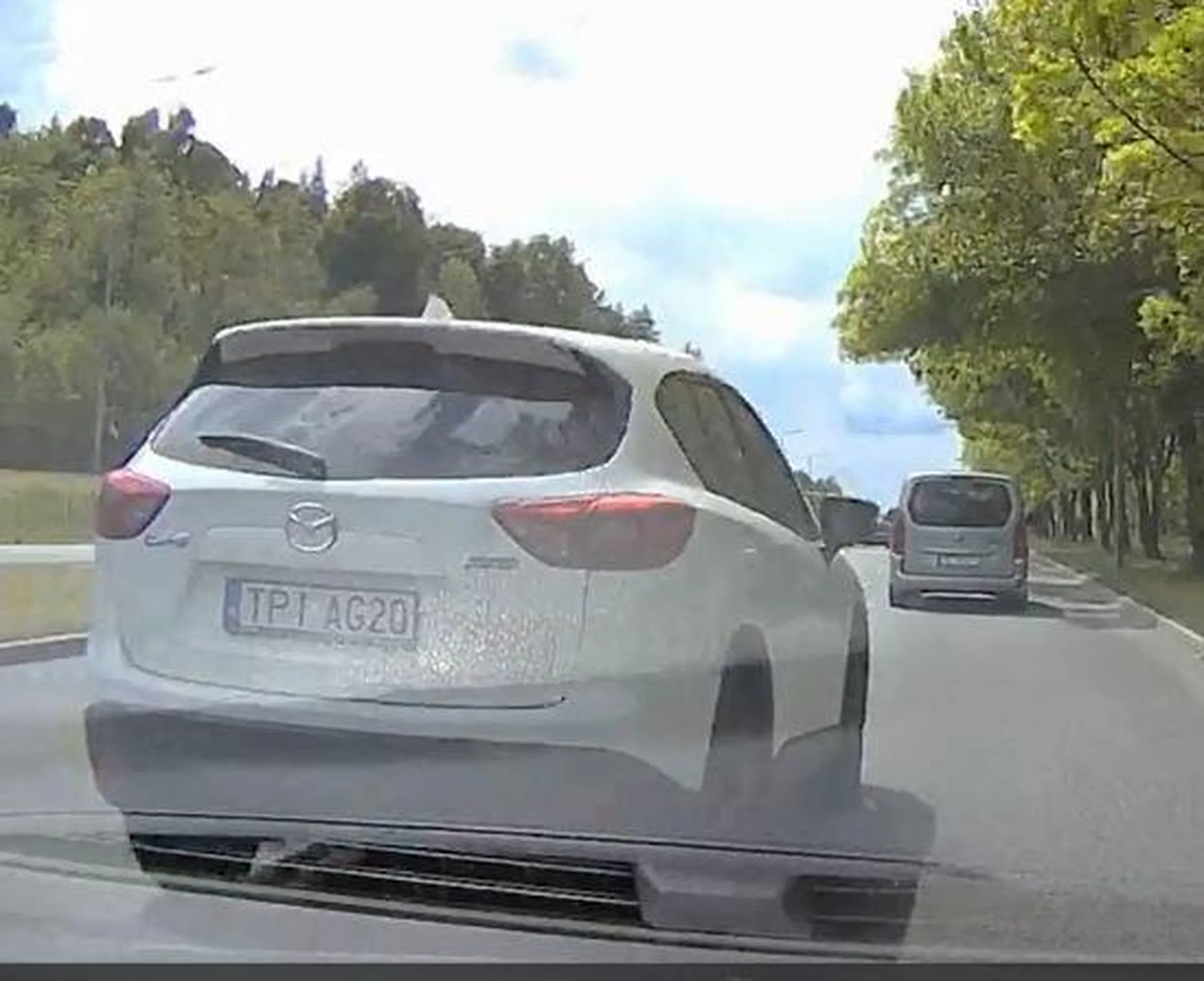 Typ myśli ze jest sam na drodze zajeżdża drogę wymuszając pierwszeństwo albo ślepy innego tłumaczenia niema