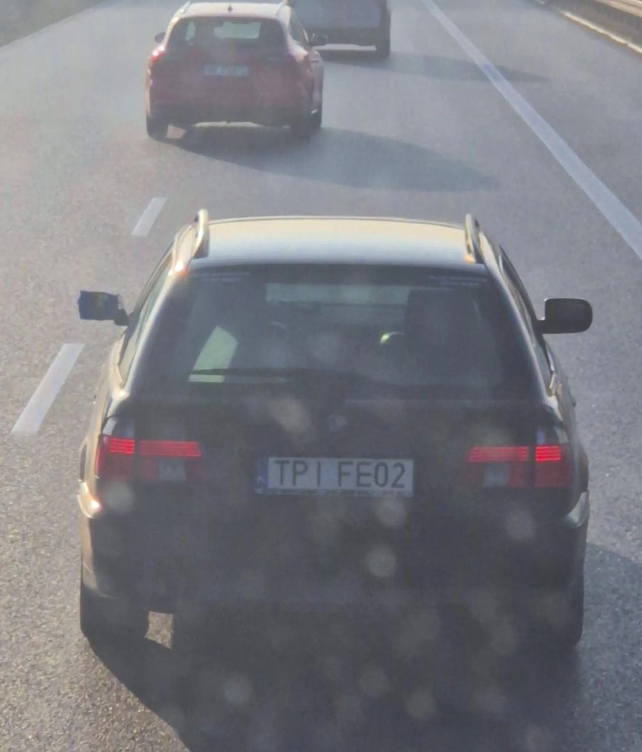 Kretyn zajeżdża drogę autom ciężarowym hamuje je  i odjeżdża. Schamowal tak kilka aut po kolei