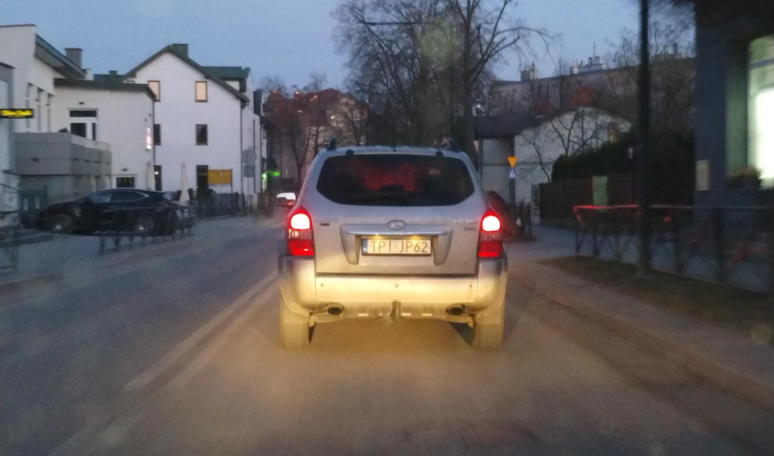 Szanownej jejmości naprawdę szkoła jazdy nie uczyła korzystania z kierunkowskazów przy skręcie czy zjeździe z ronda?