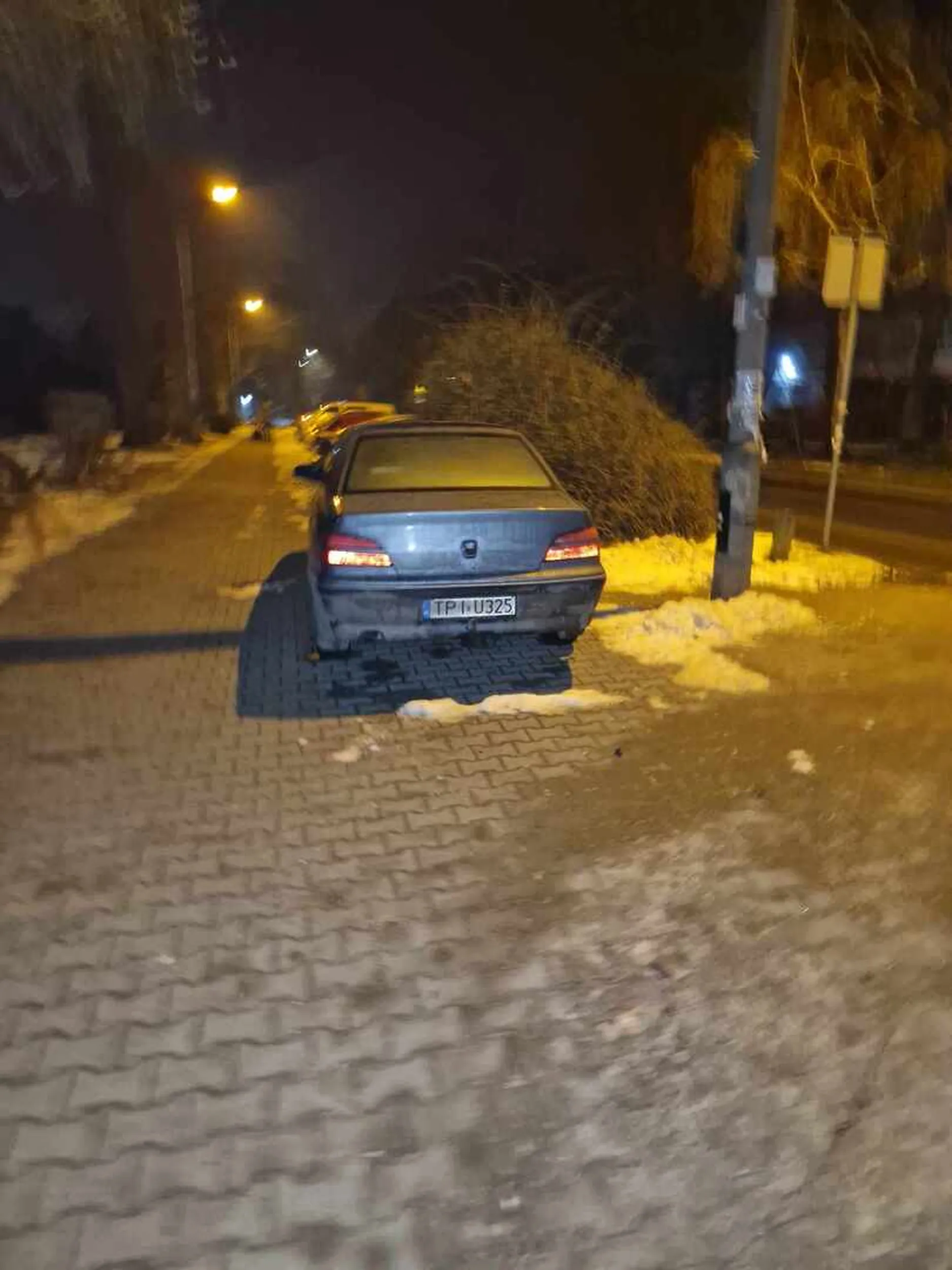 Wjazd po pasach i parkowanie na chodniku 1500zł mandatu