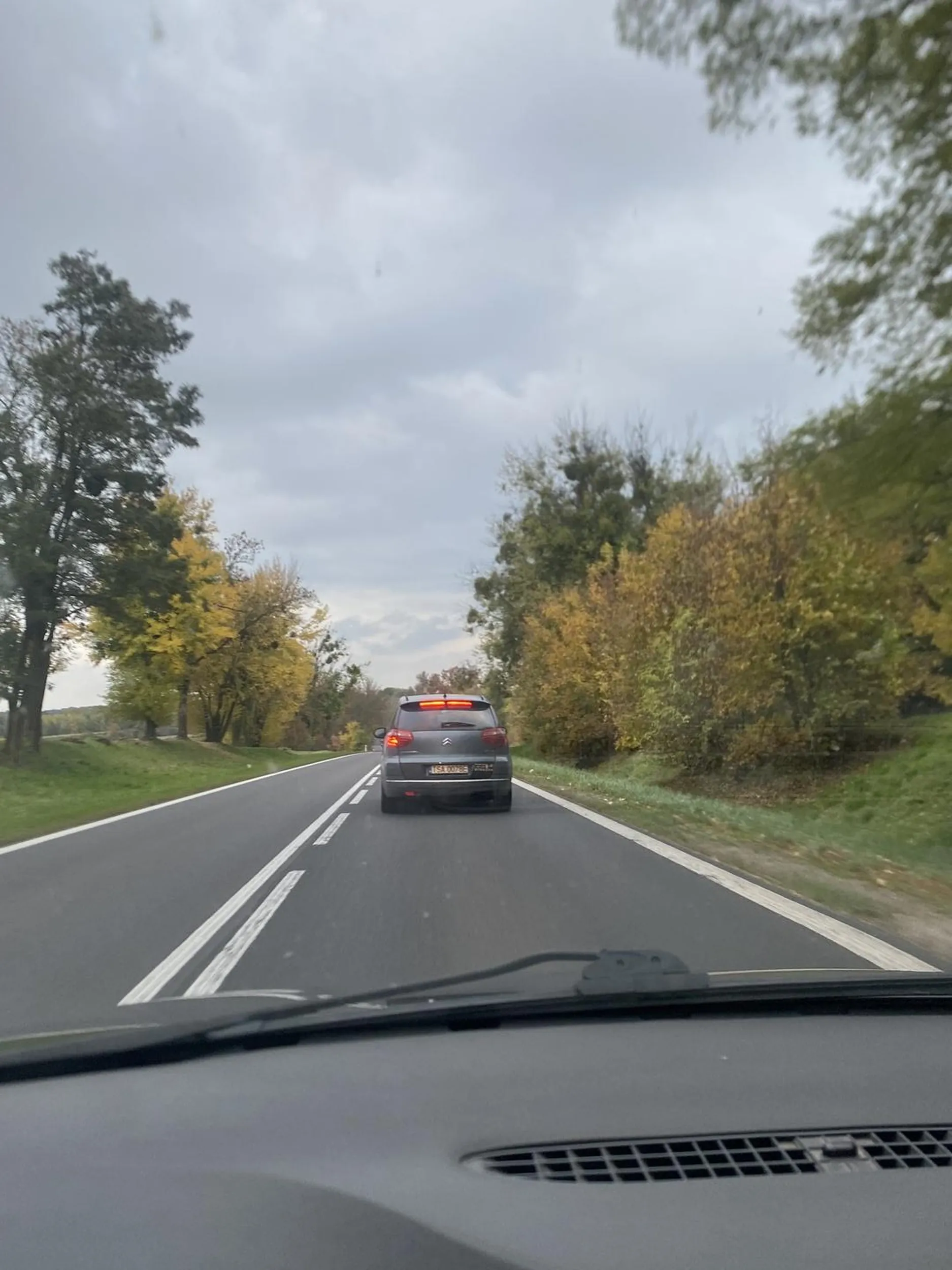 Jedzie z kamerką zjeb a sam nie patrzy w lusterka podczas wyprzedzania I napraw sobie światło stopu bo cały czas się świeci a prawa lampa nawet nie