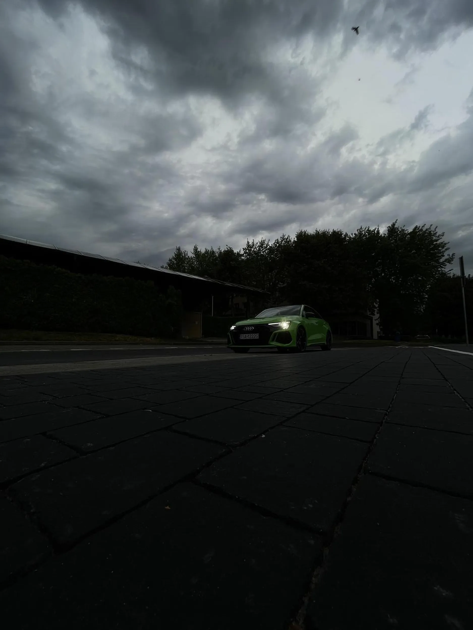 Zajebisty kierowca samochodu wydech głośny mocy dużo