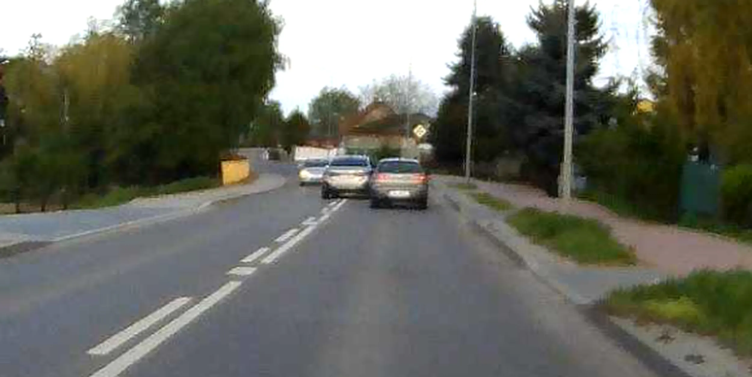 Piękny popis wyprzedzania na linii ciągłej, na czołówkę tylko po to żeby za 200 metrów skręcić w zjazd