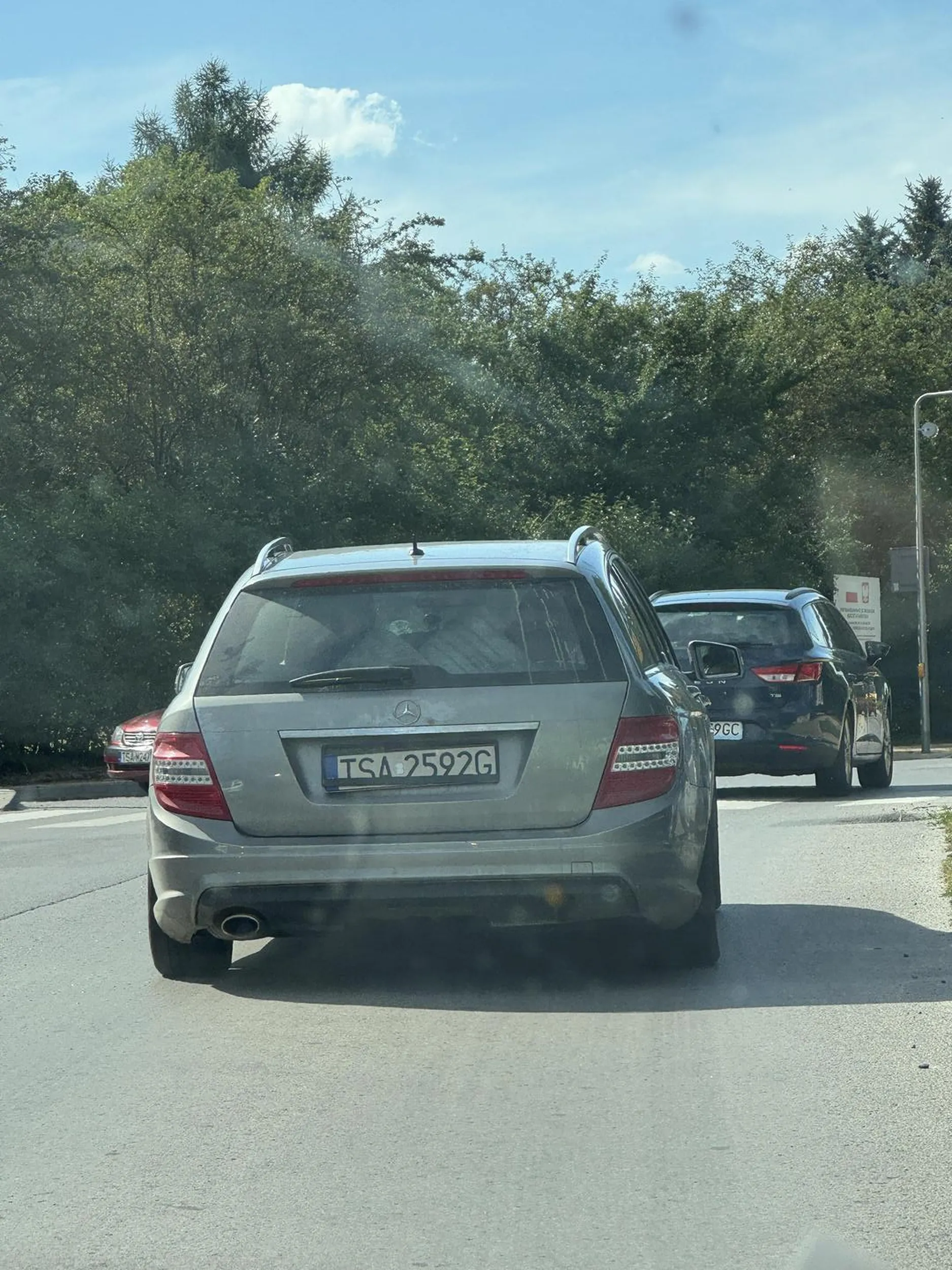 Kutas wyprzedza na wąskiej drodze gdy mój chłopak robił manewr omijania samochodu