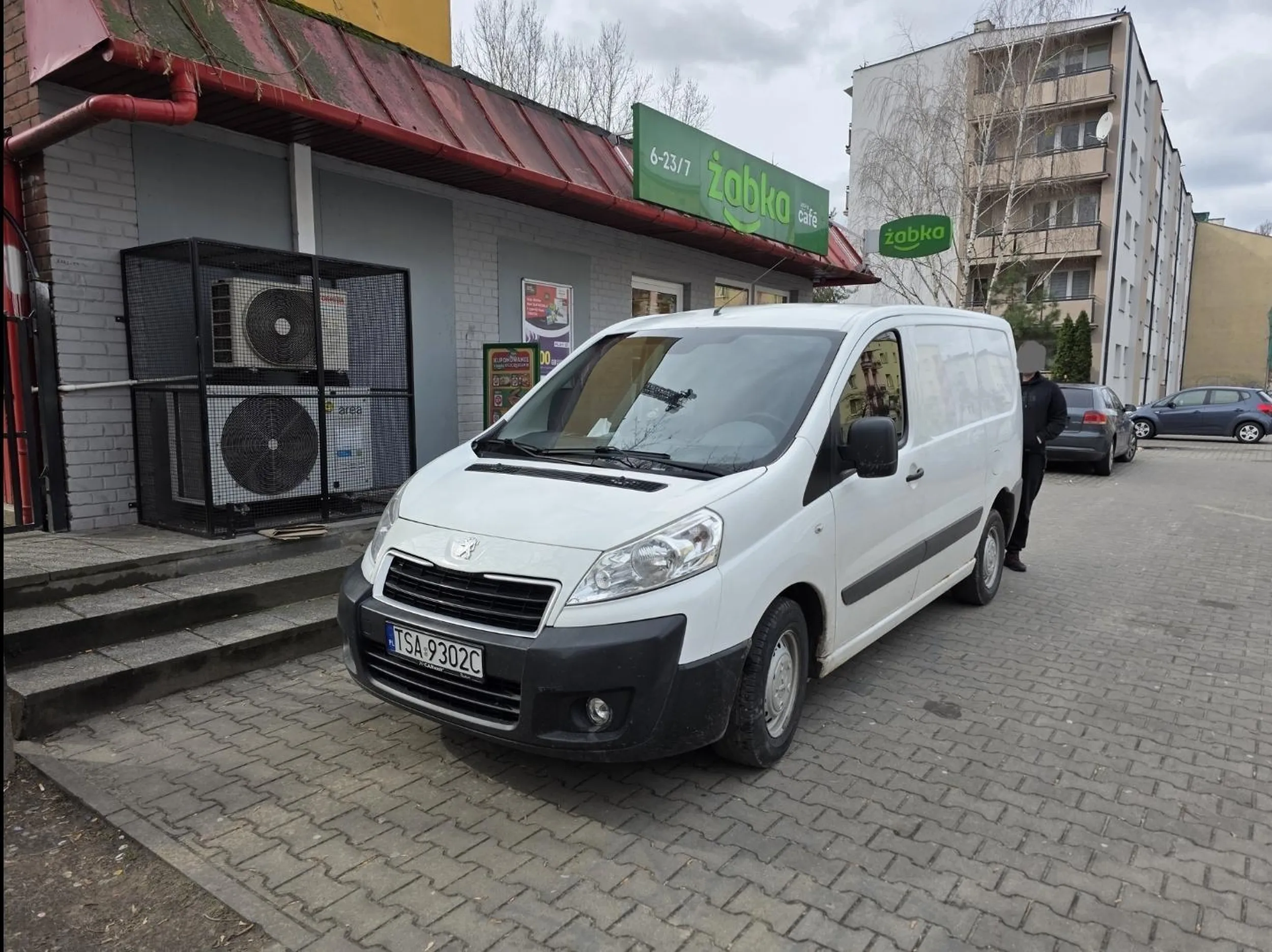 Pan stwierdził że jeżdżenie wzdłuż po chodniku jest normalne