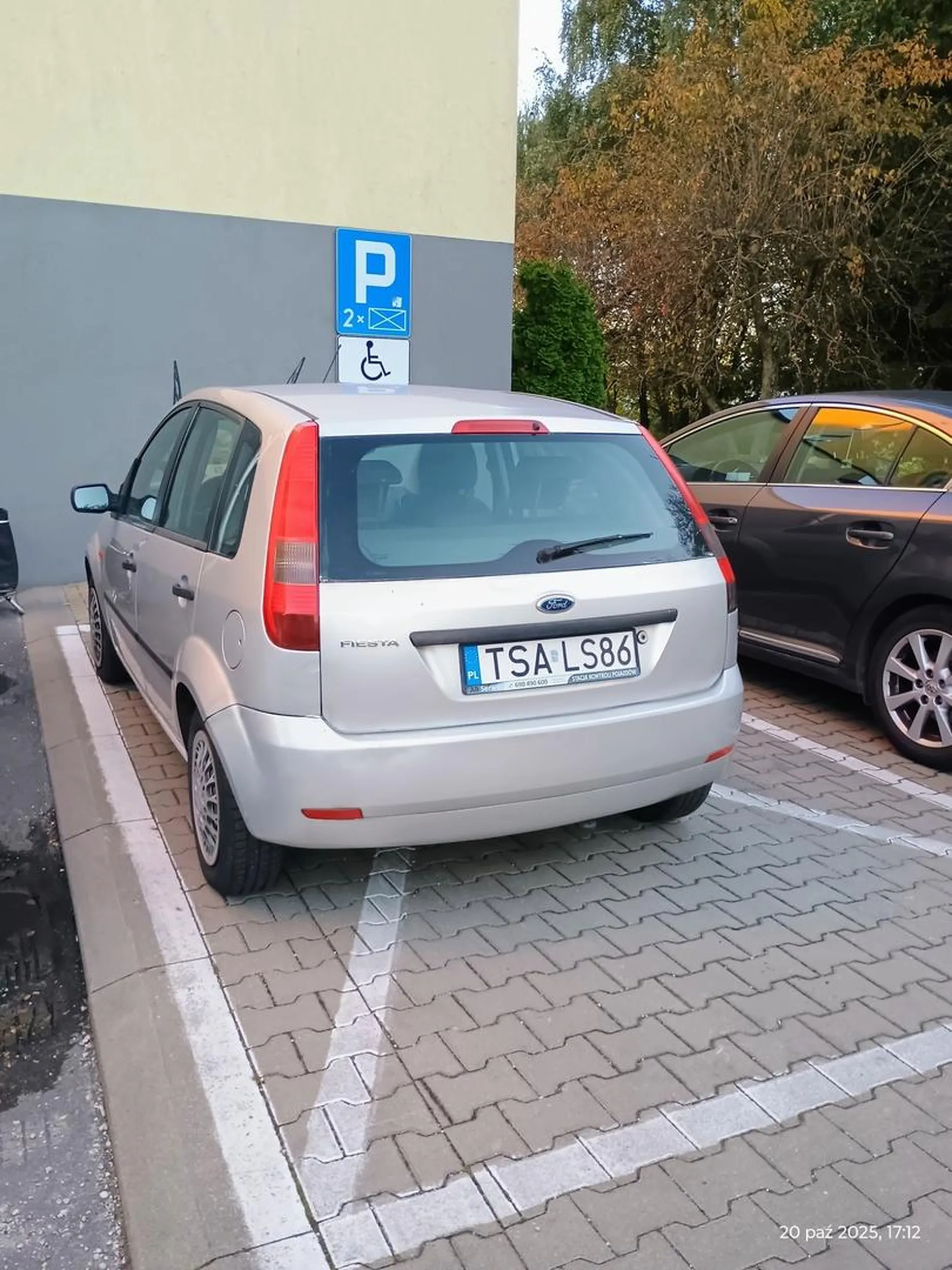 Stanął bez uprawnień na miejscu dla niepełnosprawnych i przez idiotę osoba na wózku musi rypać kilkaset metrów do klatki schodowej.