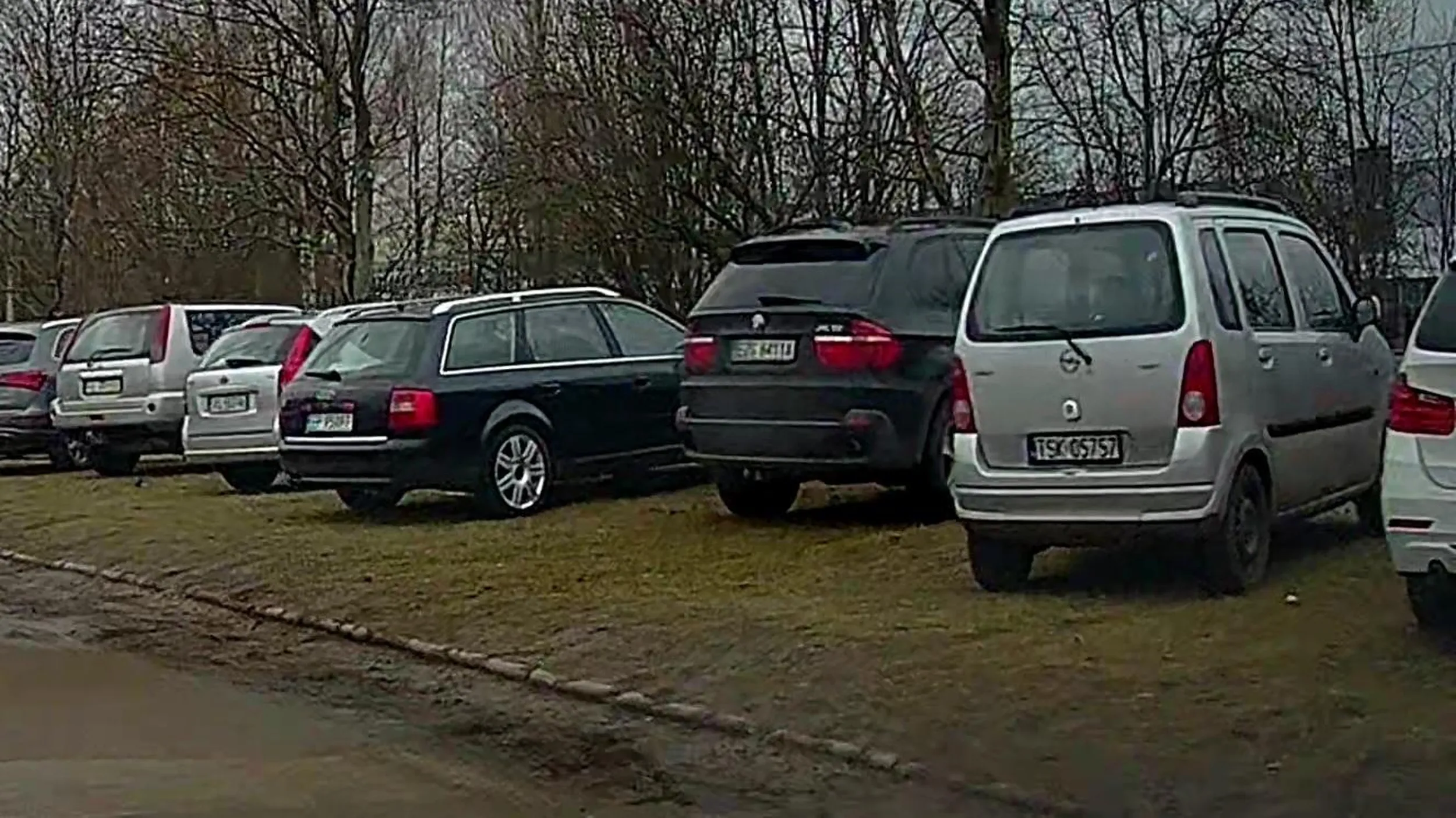 Rozjeżdża trawniki w Łodzi