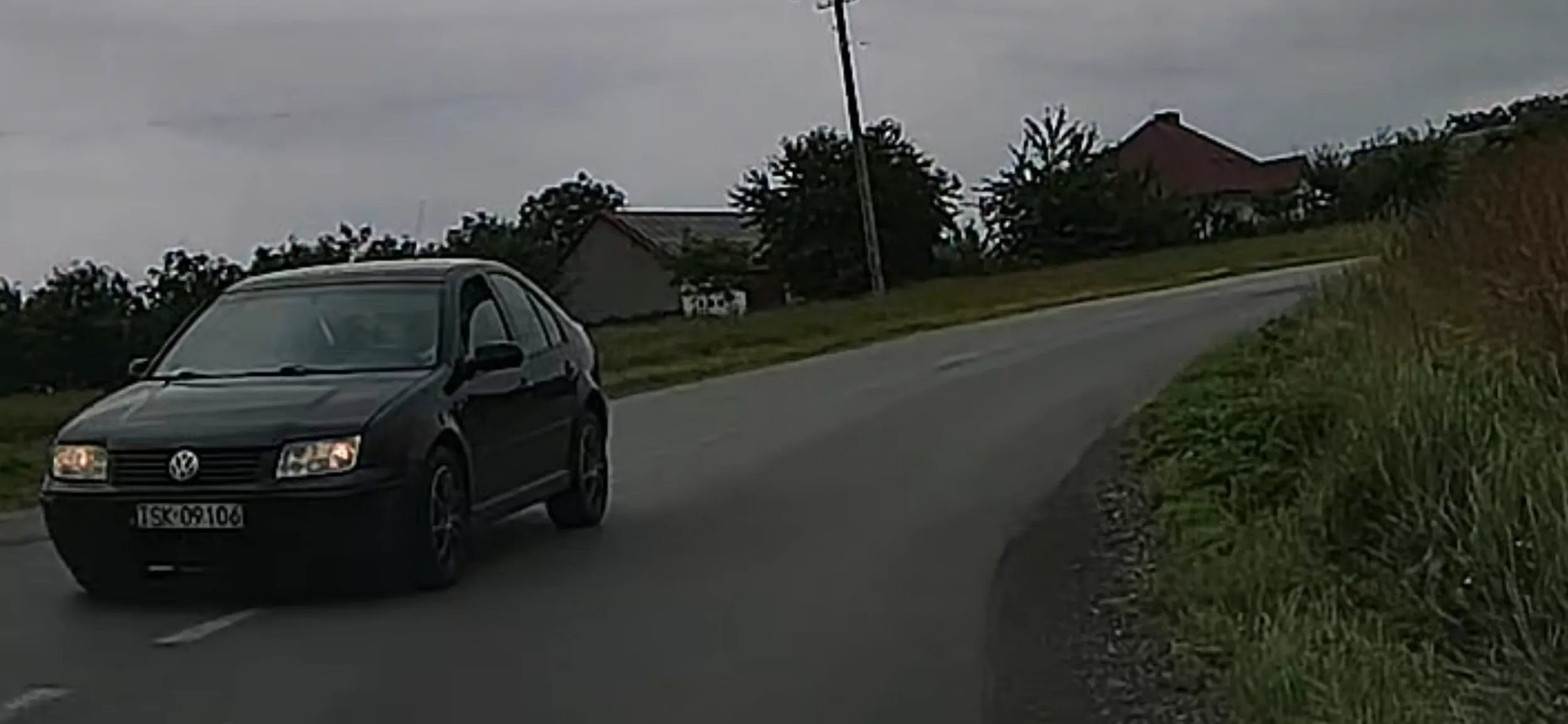 Polecam naukę wchodzenia w zakręt i trzymania się swojego pasa