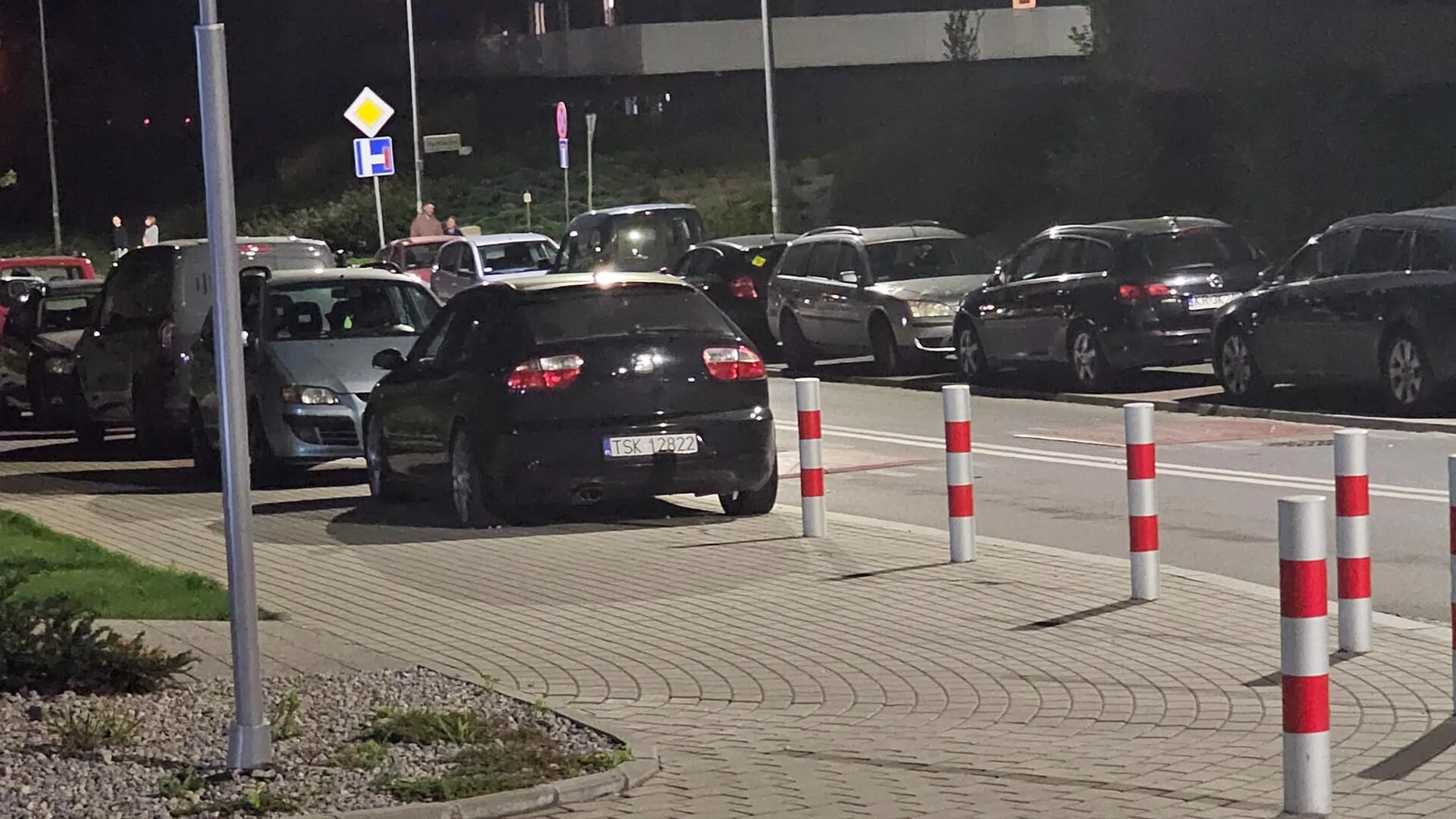 szrot porzucony od lat na osiedlu, zabiera tylko miejsce parkingowe