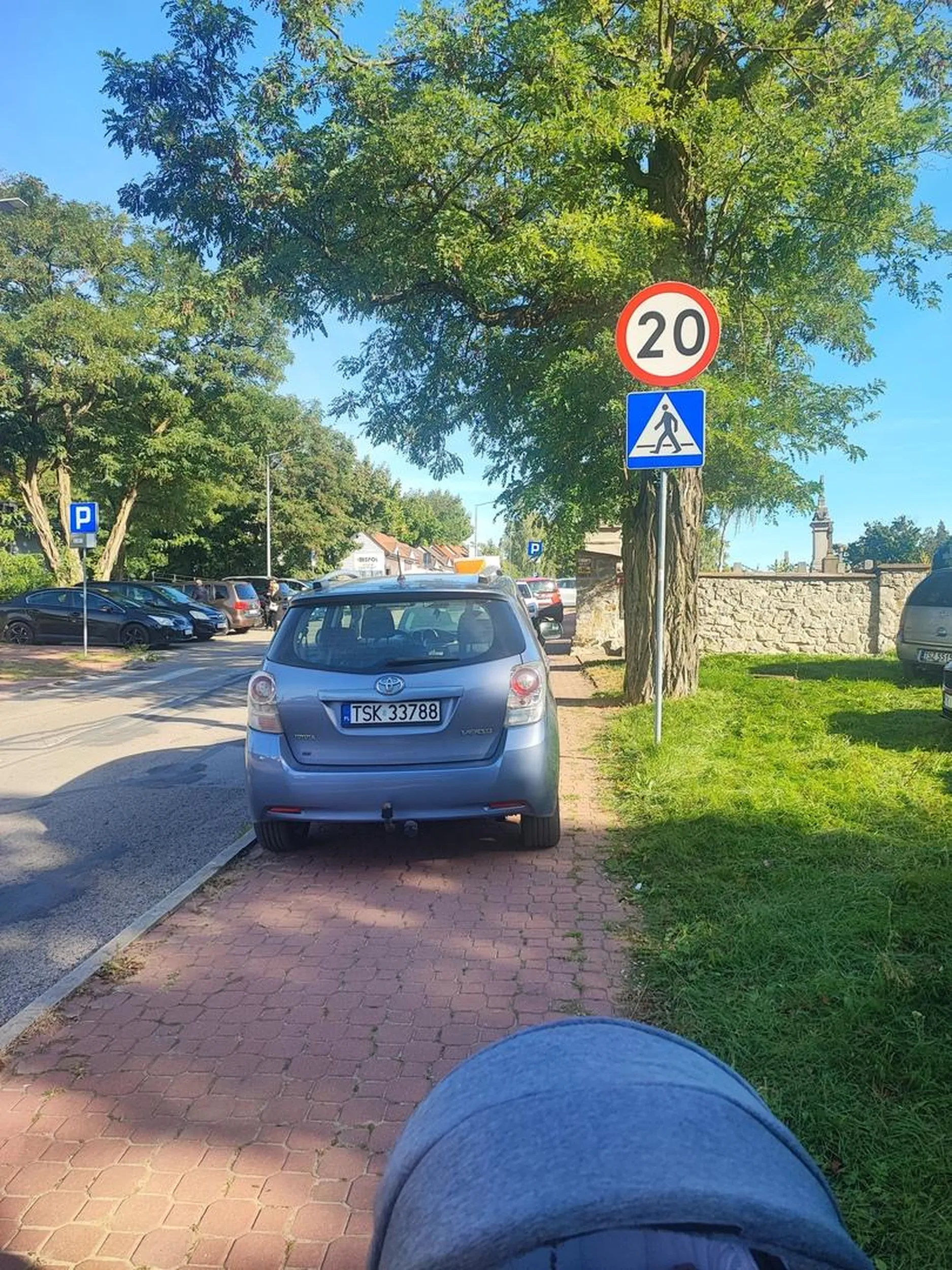 Zastawiony cały chodnik tuz przed przejściem dla pieszych