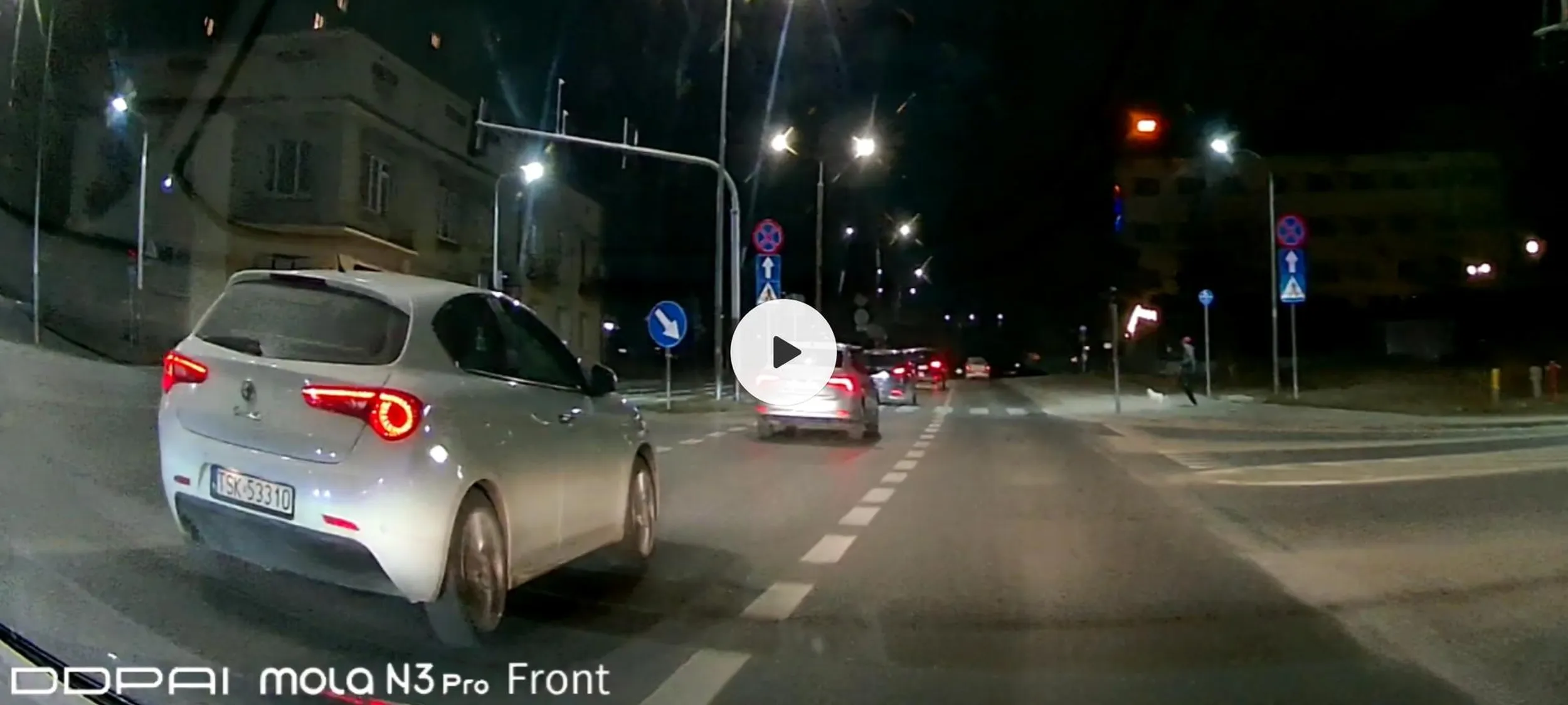 Kierowca tego samochodu prawie doprowadził do kolizji, zmienia pas ruchu bez kierunkowskazu i gdybym nie zahamował uderzyłby w bok mojego samochodu