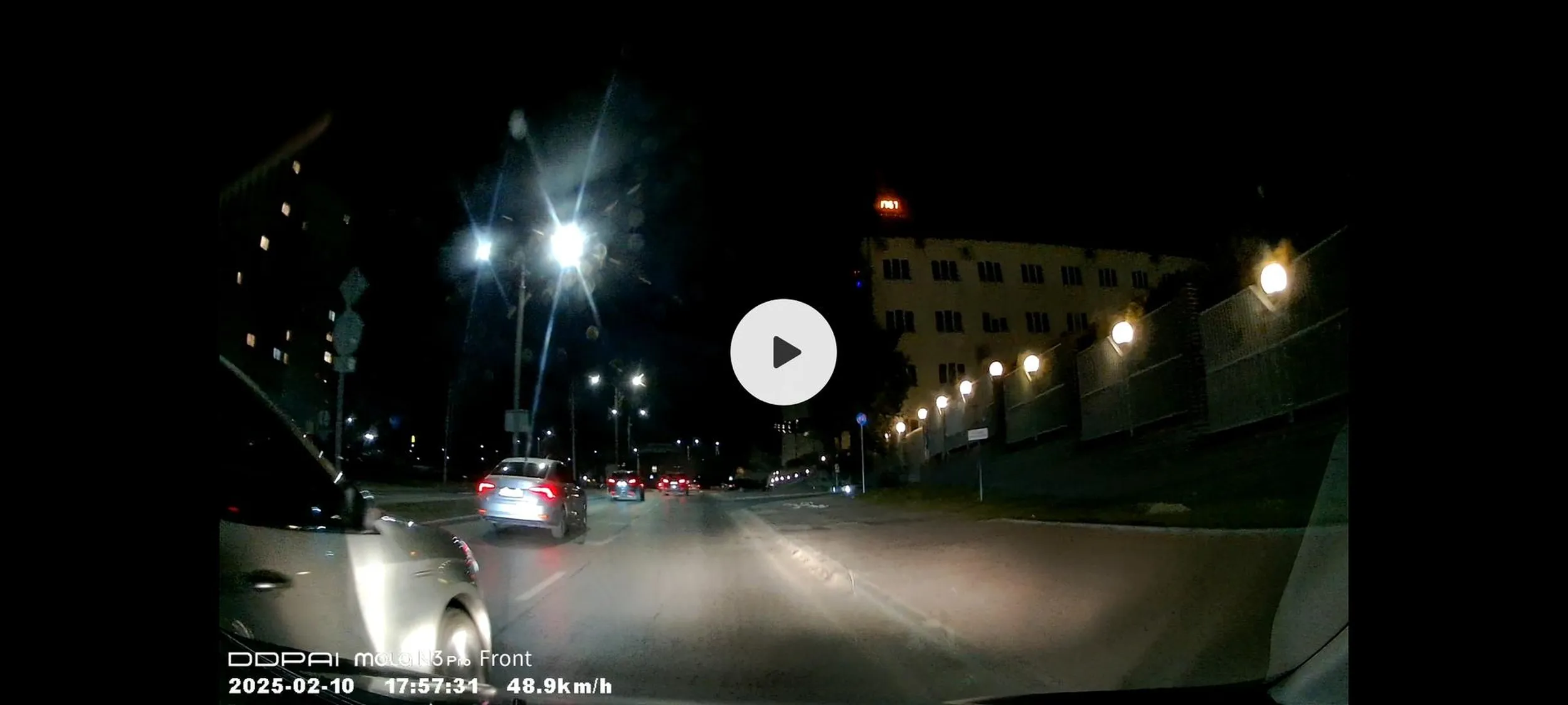 Kierowca tego samochodu prawie doprowadził do kolizji, zmienia pas ruchu bez kierunkowskazu i gdybym nie zahamował uderzyłby w bok mojego samochodu