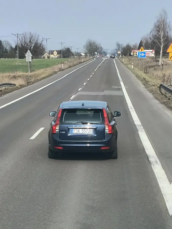 Wyhamowuje ciężarówki, uniemożliwia wyprzedzanie. Prostak i cham