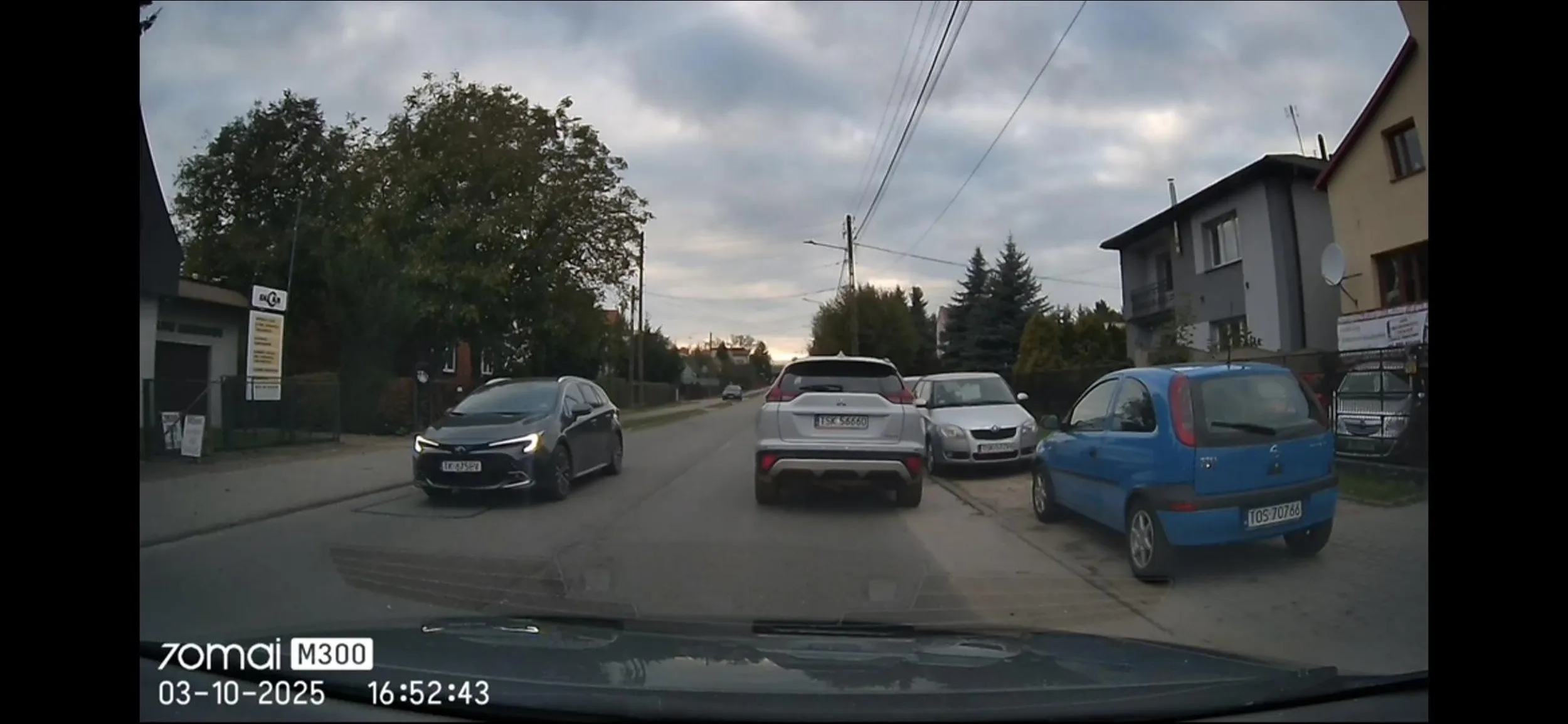 Nagminnie stoi na środku drogi, next time leci naklejka