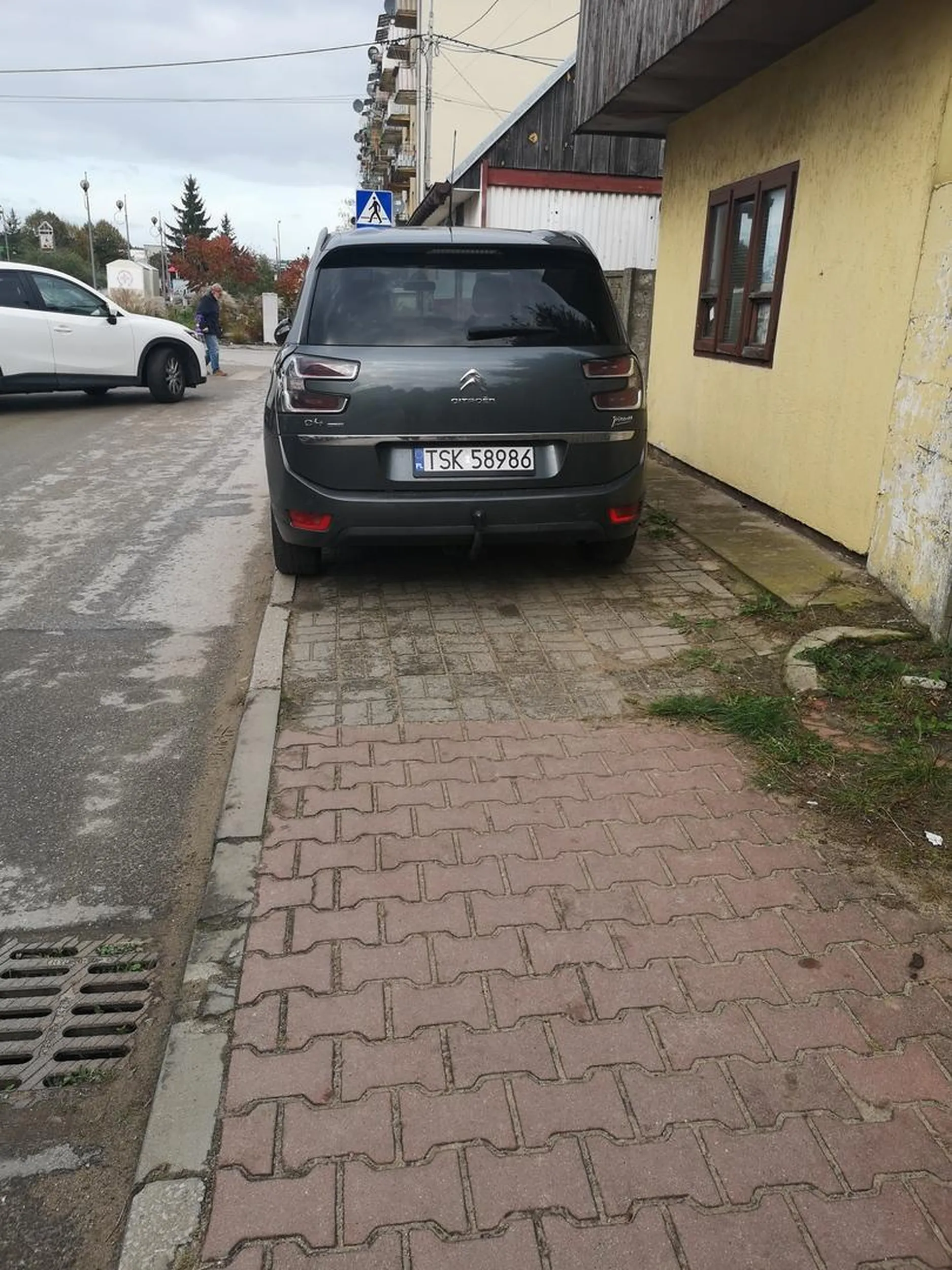 Super parkowanie skala zajebistości na 6+ oby więcej takich mistrzy parkowania i ciasnych umysłów