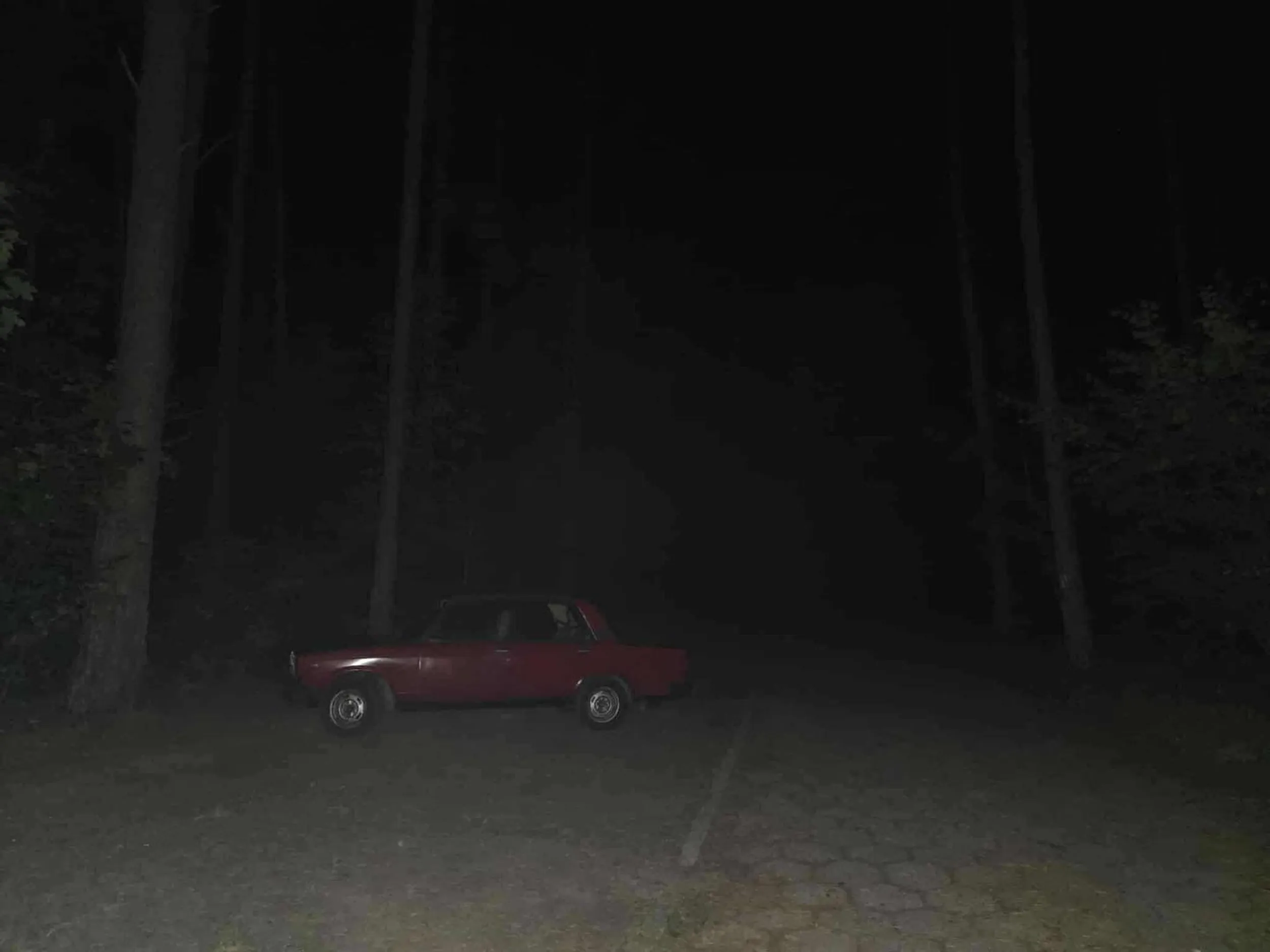 Nie polecam. W srodku nocy zatrzymał się przede mną i zaczął się rozbierać na dachu samochodu