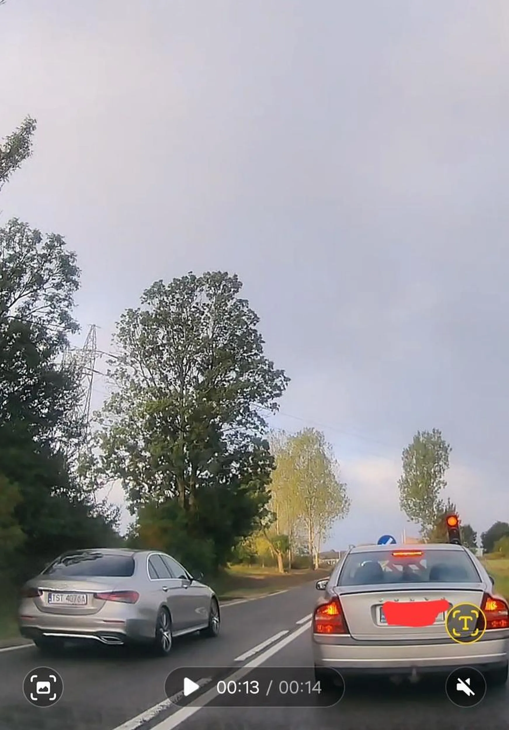 Kiep pakuje się na czerwonym na wahadle i omija poprawnie czekające pojazdy, powodując tym samym opóźnienie ruchu z drugiej strony. Udaj się przygłupie do okulisty jak nie odróżniasz zielonego od czerwnoego. Podziwiaj się w sieci.