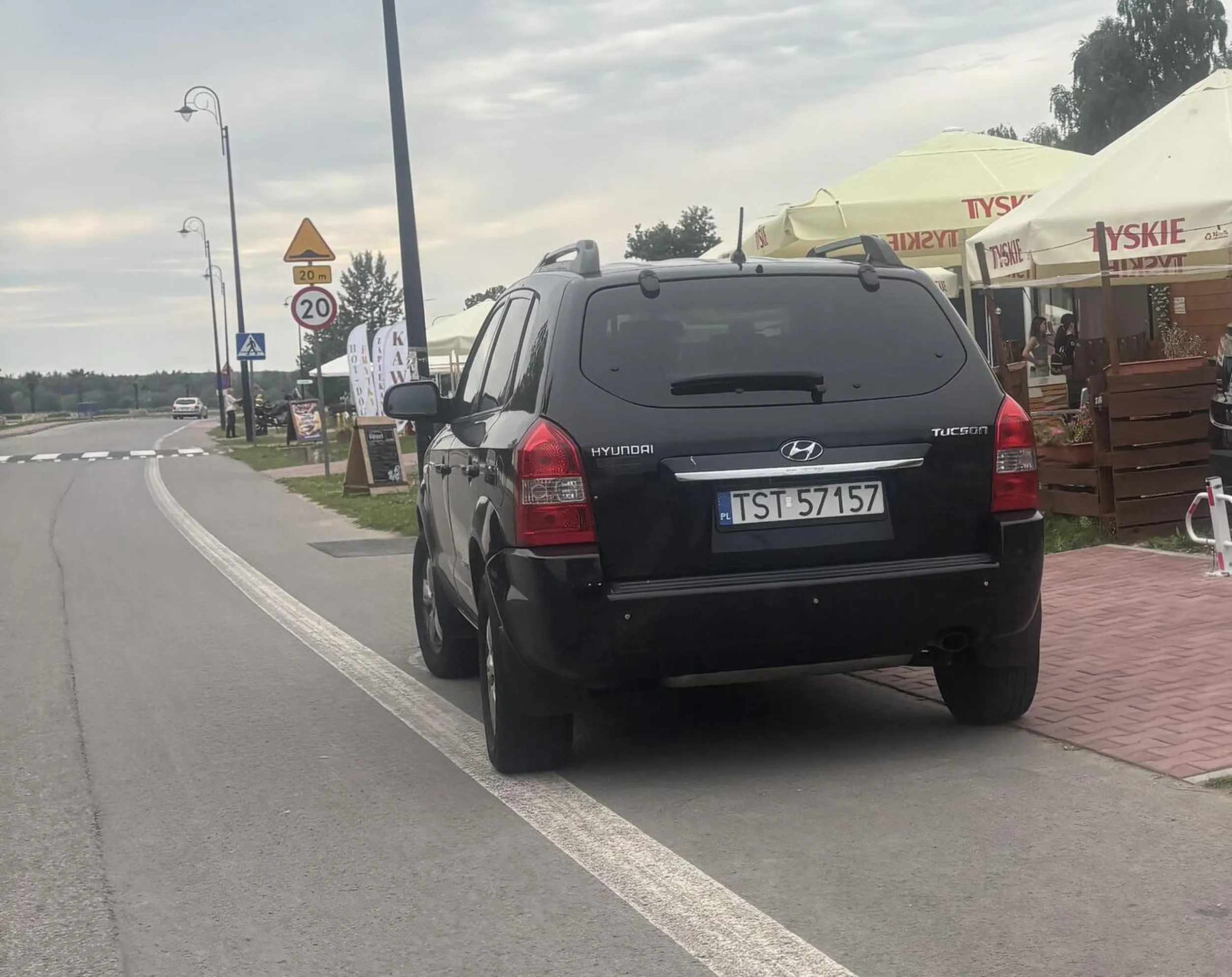 Na drodze rowerowej to się raczej nie parkuje. Każdy umie zaparkować w wyznaczonym miejscu i się przejść ;)