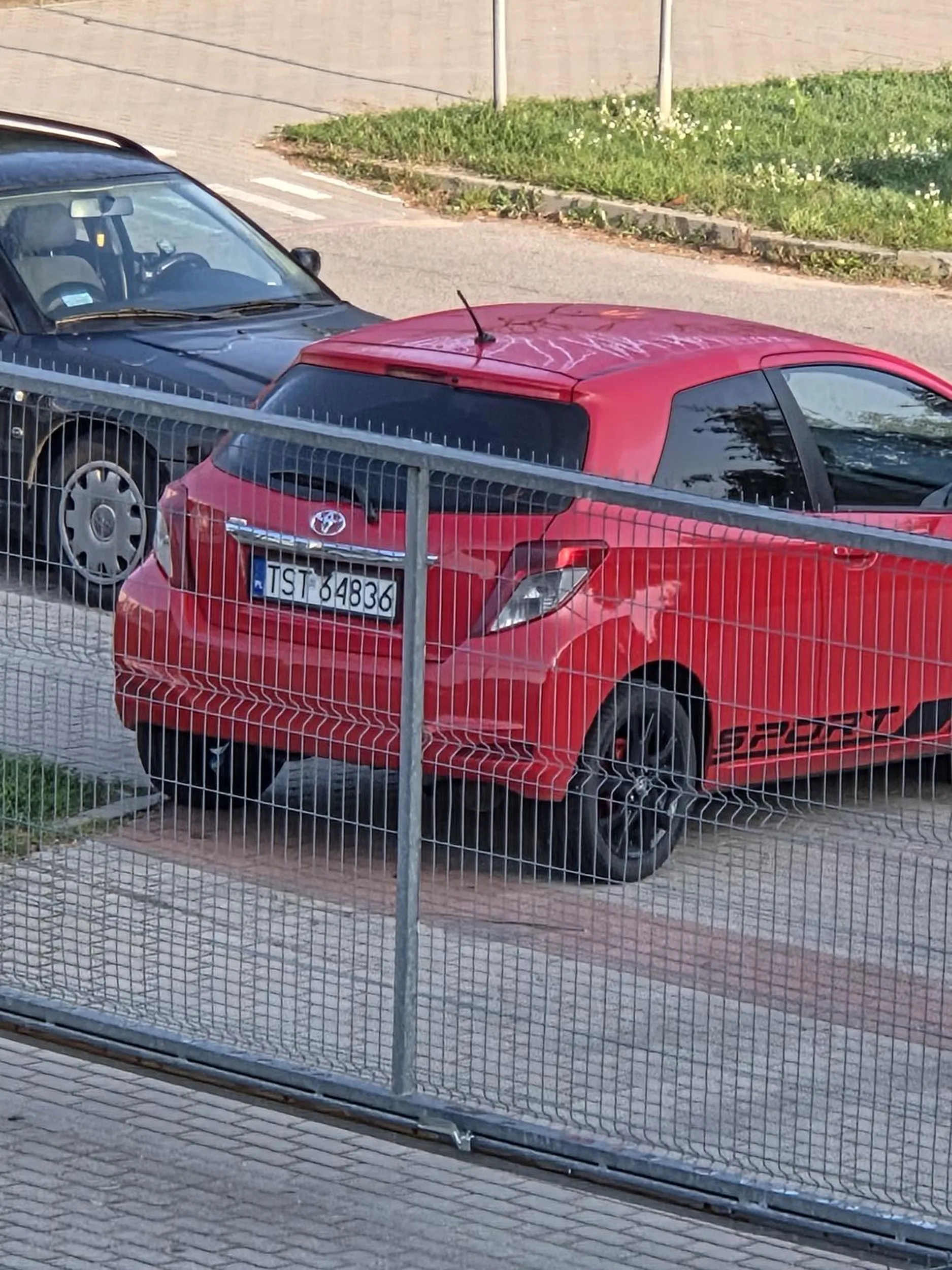 Bezczelna Pani,  która parkuję na wjeździe na parking ogrodzony. Trzeba czekać aż wróci z przedszkola .