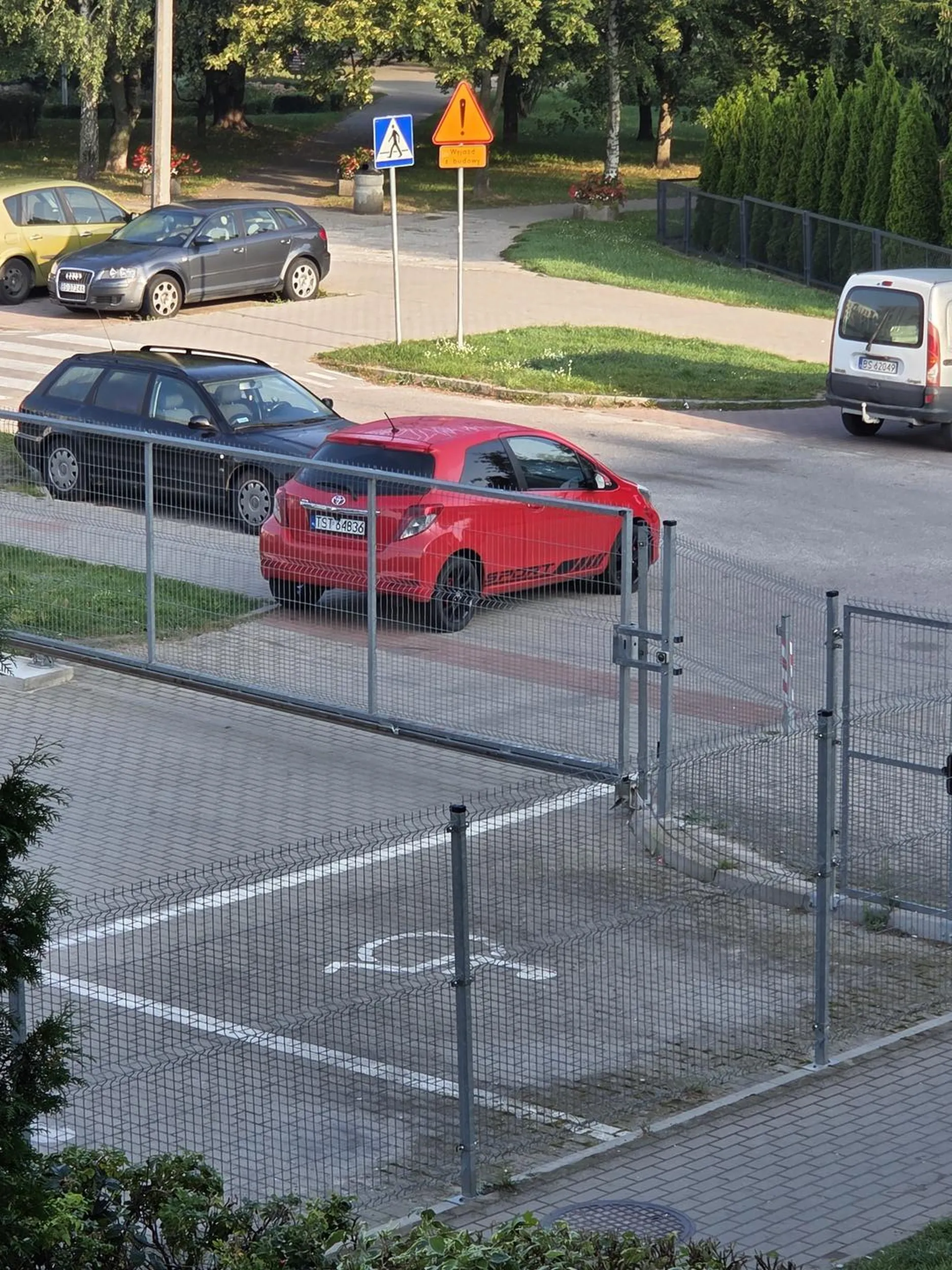 Bezczelna Pani,  która parkuję na wjeździe na parking ogrodzony. Trzeba czekać aż wróci z przedszkola .