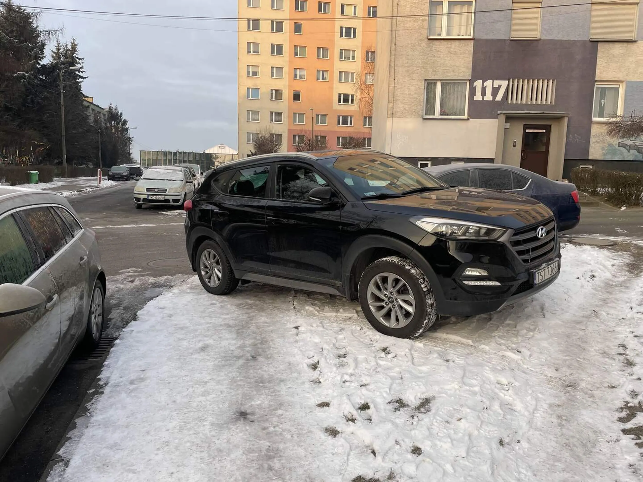 Kolega serdeczny wygrał prawo jazdy w chipsach i nie potrafi na ogromnym osiedlu znaleźć miejsca.