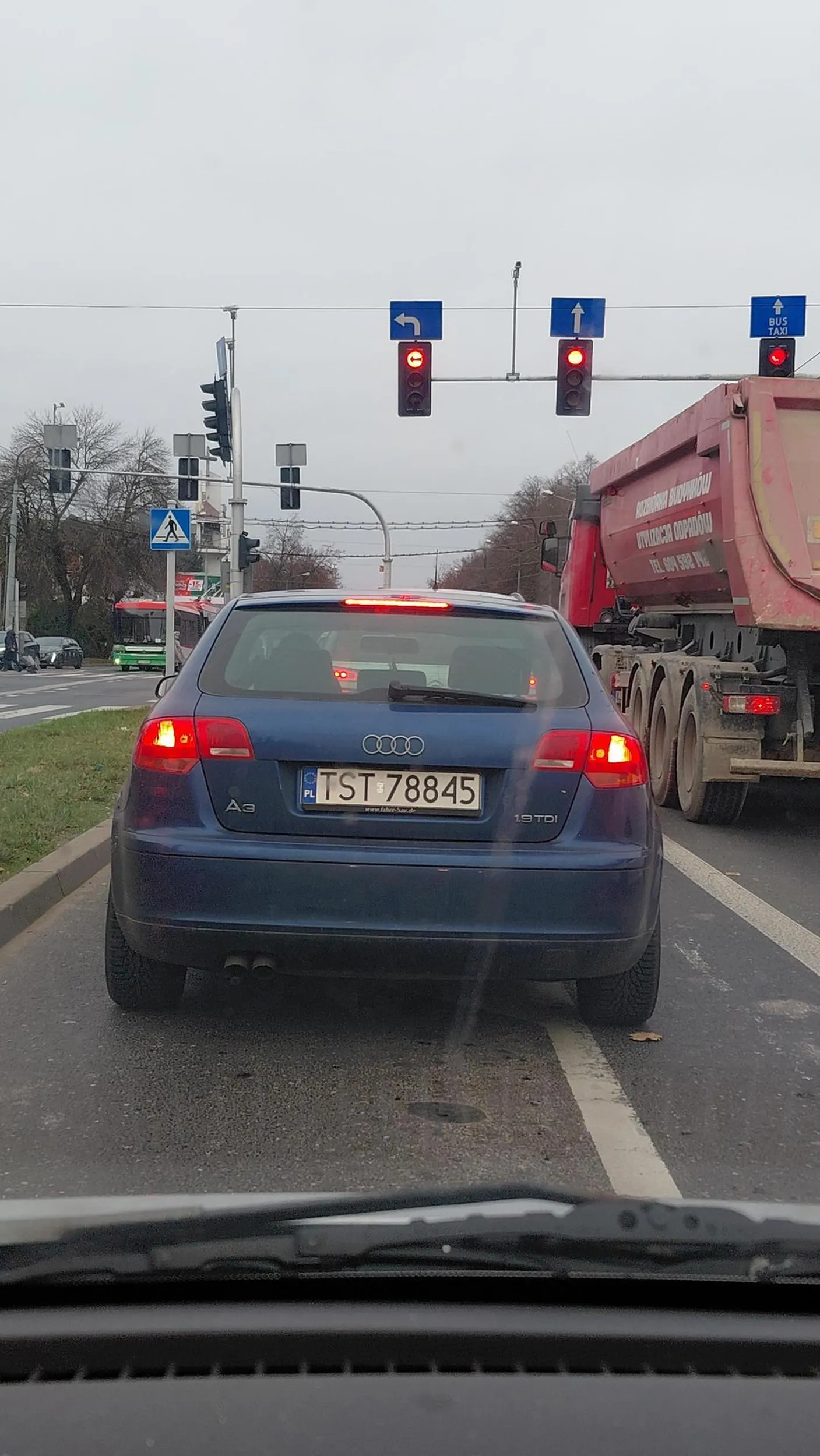 Gość jest niespełna rozumu. Przejeżdżaliśmy w Lublinie przez rondo w stronę Męczenników Majdanka. Ja na prawym pasie, on na lewym. Obaj na wprost. Jakież było moje zdziwienie gdy za skrzyżowaniem, mimo że jechaliśmy równo, nagle próbował zająć mój pas na którym się poruszałem. Cudem uniknąłem kolizji.