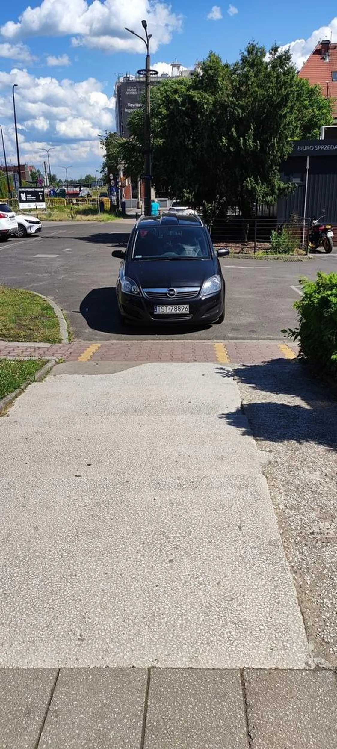 Parking z wymalowanymi miejscami do parkowania duzo wolnych mirjsc ale on zaparkuje przed schodami i zrjsciem dla wkzkow??‍♀️