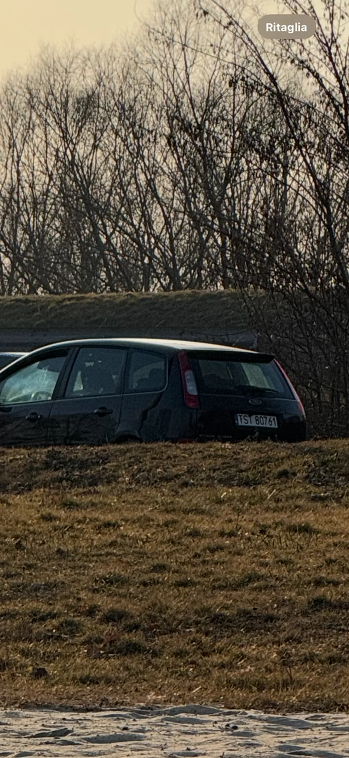 Przyjechał ojciec z dwoma łepkami. Posadził ich na masce mojego samochodu robiąc im zdjęcia.