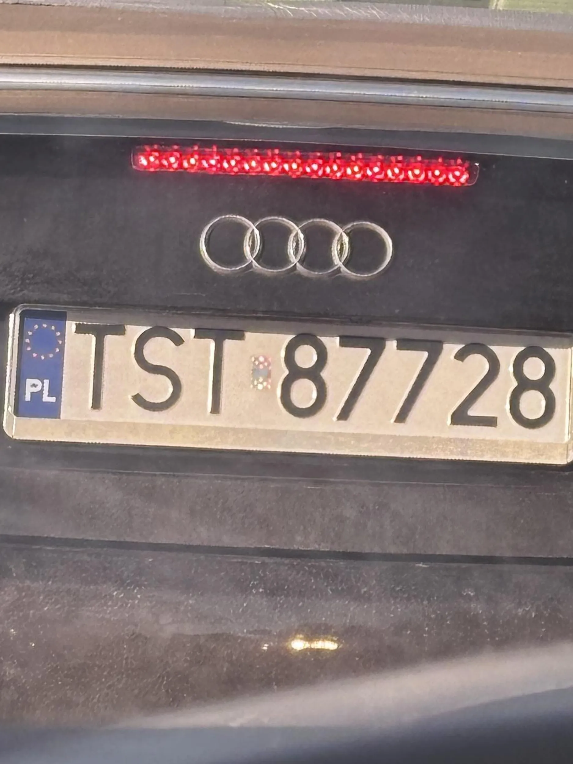 Jak masz dopasione auto to naucz się korzystać z migaczy jak zjeżdżasz z ronda albo zmieniasz pas ruchu. Poza tym w mieście jedzie się 40-50 km/ h a nie blokuje się ruch jadąc 30 jak Ty laluniu. Bez pozdrowień