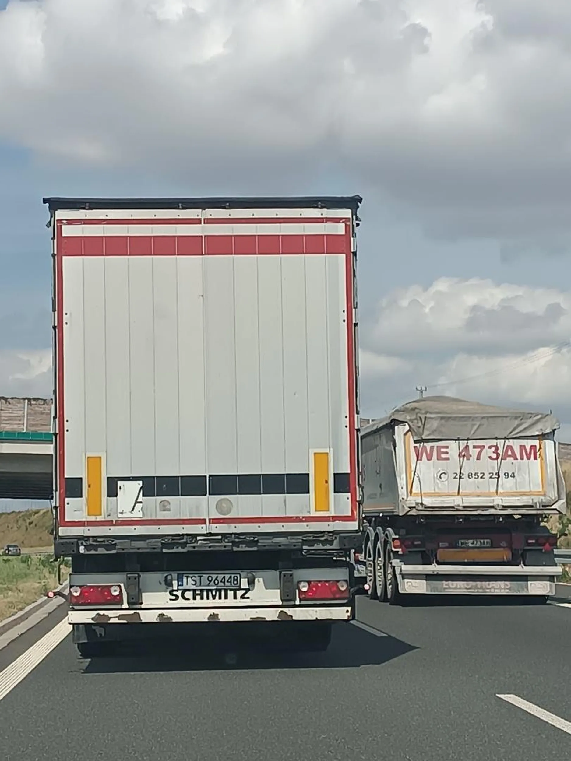 Facet w tirze wyprzedza na autostradzie, zmienił pas na lewy nie patrząc a jechał 70km/h, jeszcze na telefonie siedział. Uważajcie na niego