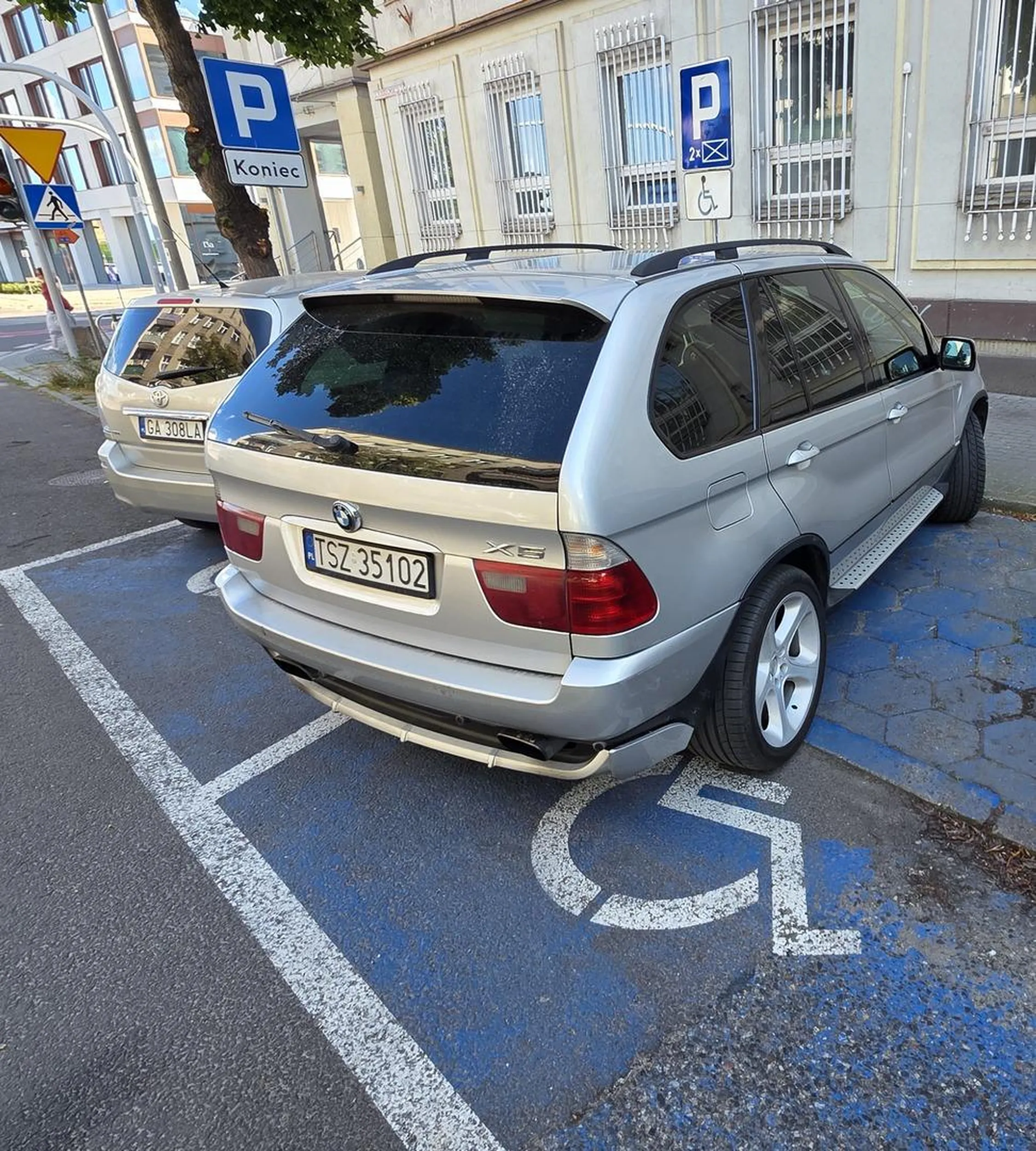 Pani do serca wzięła sobie oznaczenie na znaku "2x" Brak niebieskiej karty parkingowej za szybą