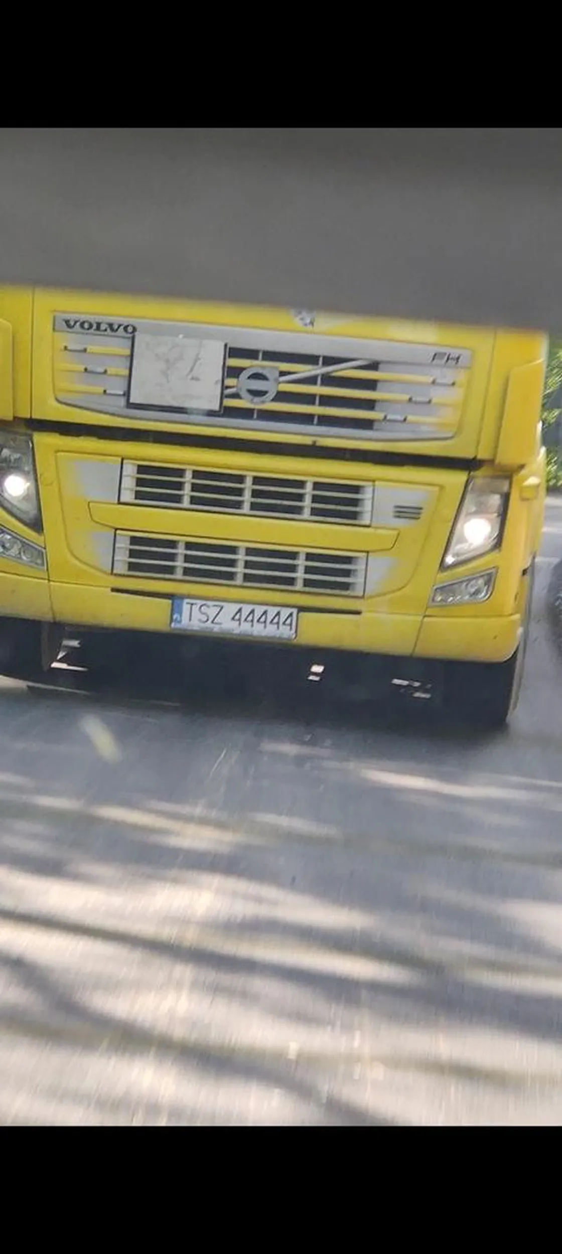 Chłop wygrał prawo jazdy w chipsach. Stwarza zagrożenie na drodze. Stoi auto na awaryjnych, ciąg aut, chłop wyprzedza trąbiąc na innych po czym prawie uderza dwa inne auta próbując spowrtoem wbić się na prawy pas. Nie wiem jakim cudem " Janeczek" może jeździć  zawodowo, ktoś powinien się przyjrzeć temu Panu.