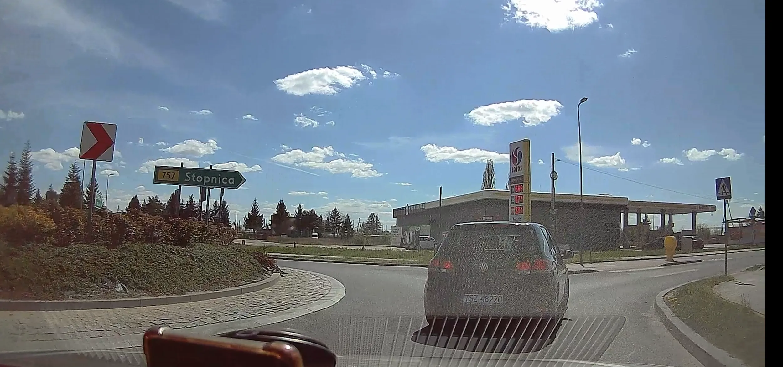 Wyprzedzanie na podwójnej ciąglej, stwarzanie zagrożenia poprzez gwaltowne hamowanie, pokazywanie serdecznego palca , zjazd z ronda bez kierunkowskazów