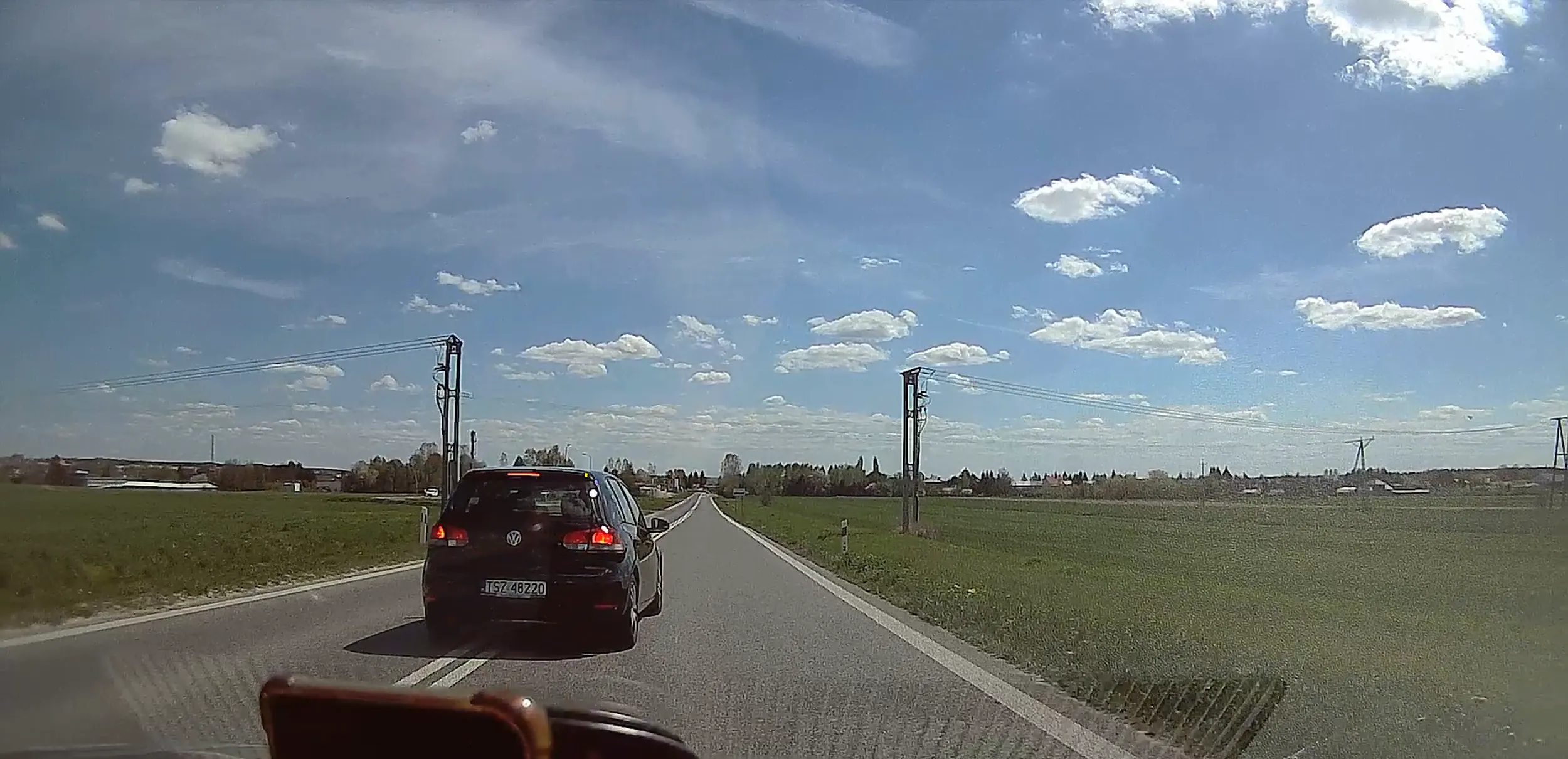 Wyprzedzanie na podwójnej ciąglej, stwarzanie zagrożenia poprzez gwaltowne hamowanie, pokazywanie serdecznego palca , zjazd z ronda bez kierunkowskazów