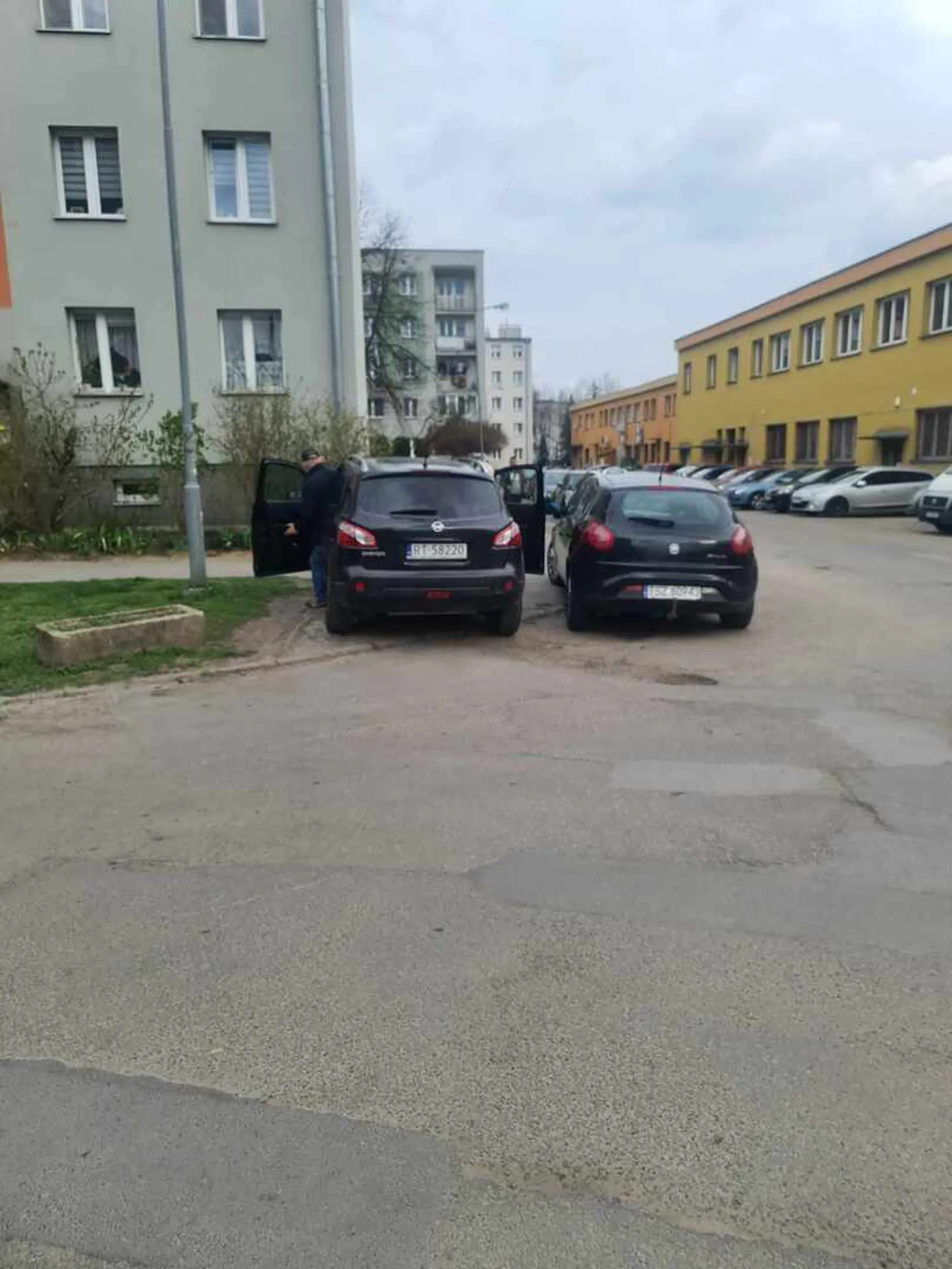 pan sobie parkuje na chodniku, a osoby niepełnosprawne chodzą drogą. gratulacje!