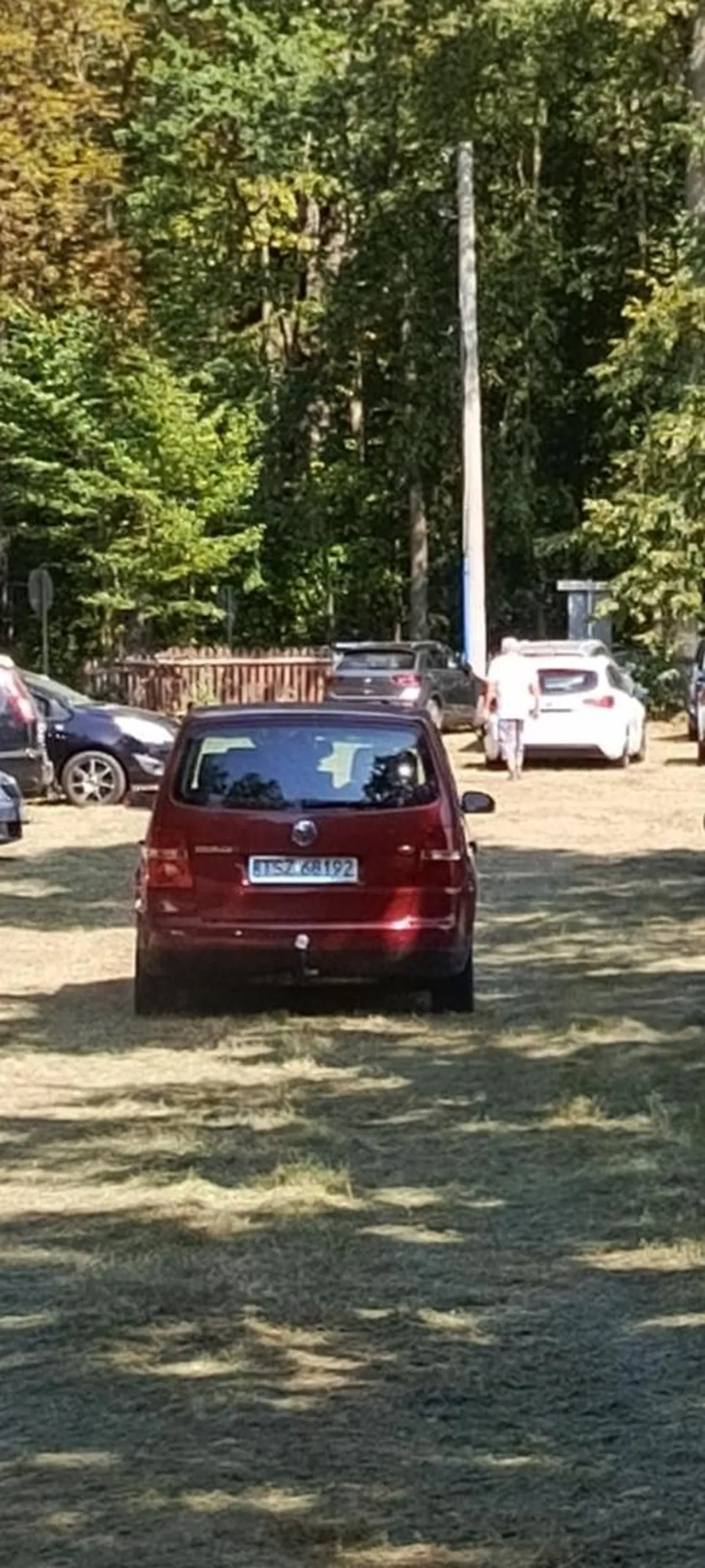 Wstrętne, chamskie babsko. Mama,, bombelków" bez kultury i klasy. Miastowa dama a słoma z butów wychodzi. Uważajcie bo wjeżdża na stojących przechodniów