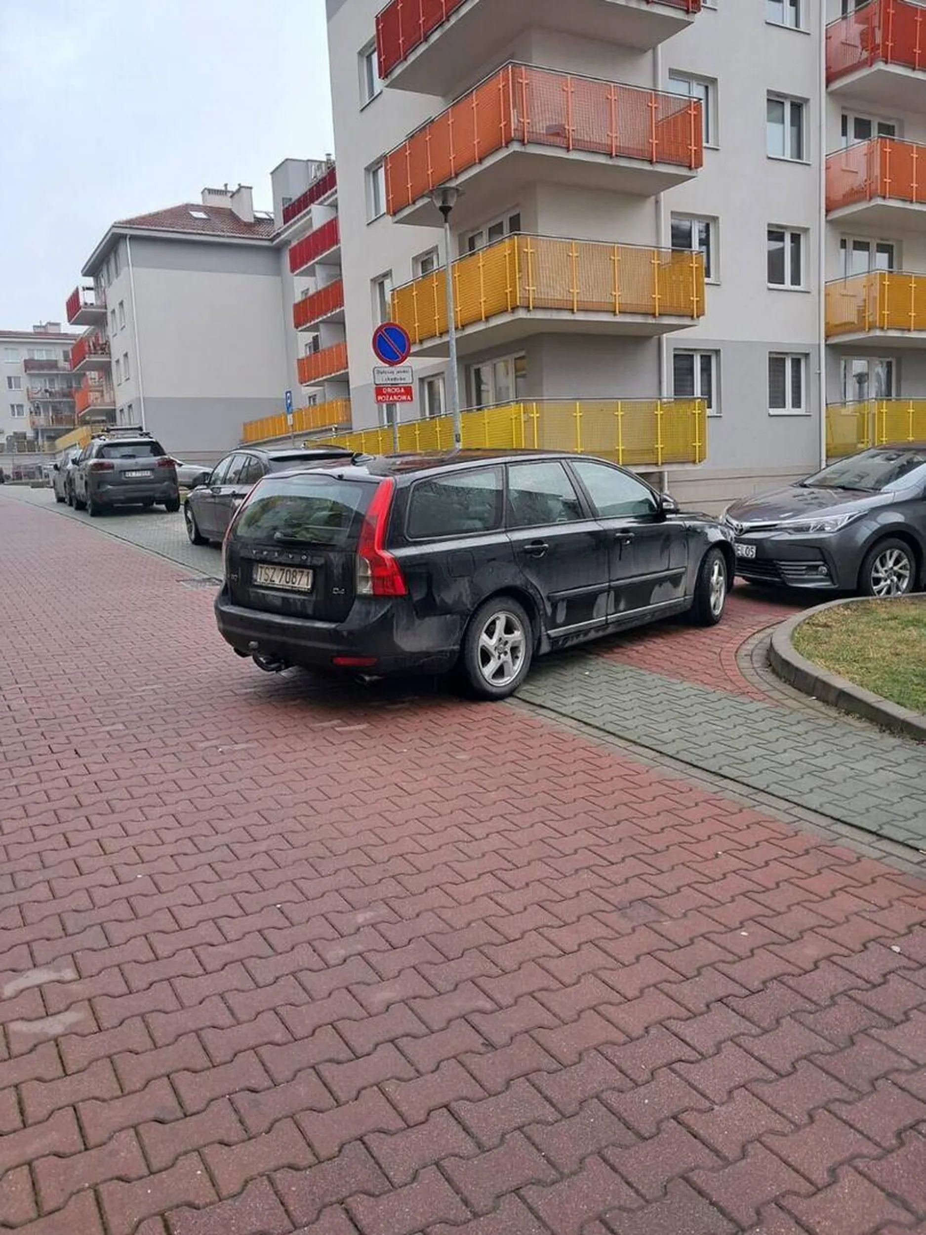 Kompletny brak wyczucia i wyobraźni, jeśli chodzi o parkowanie na osiedlu w Krakowie.