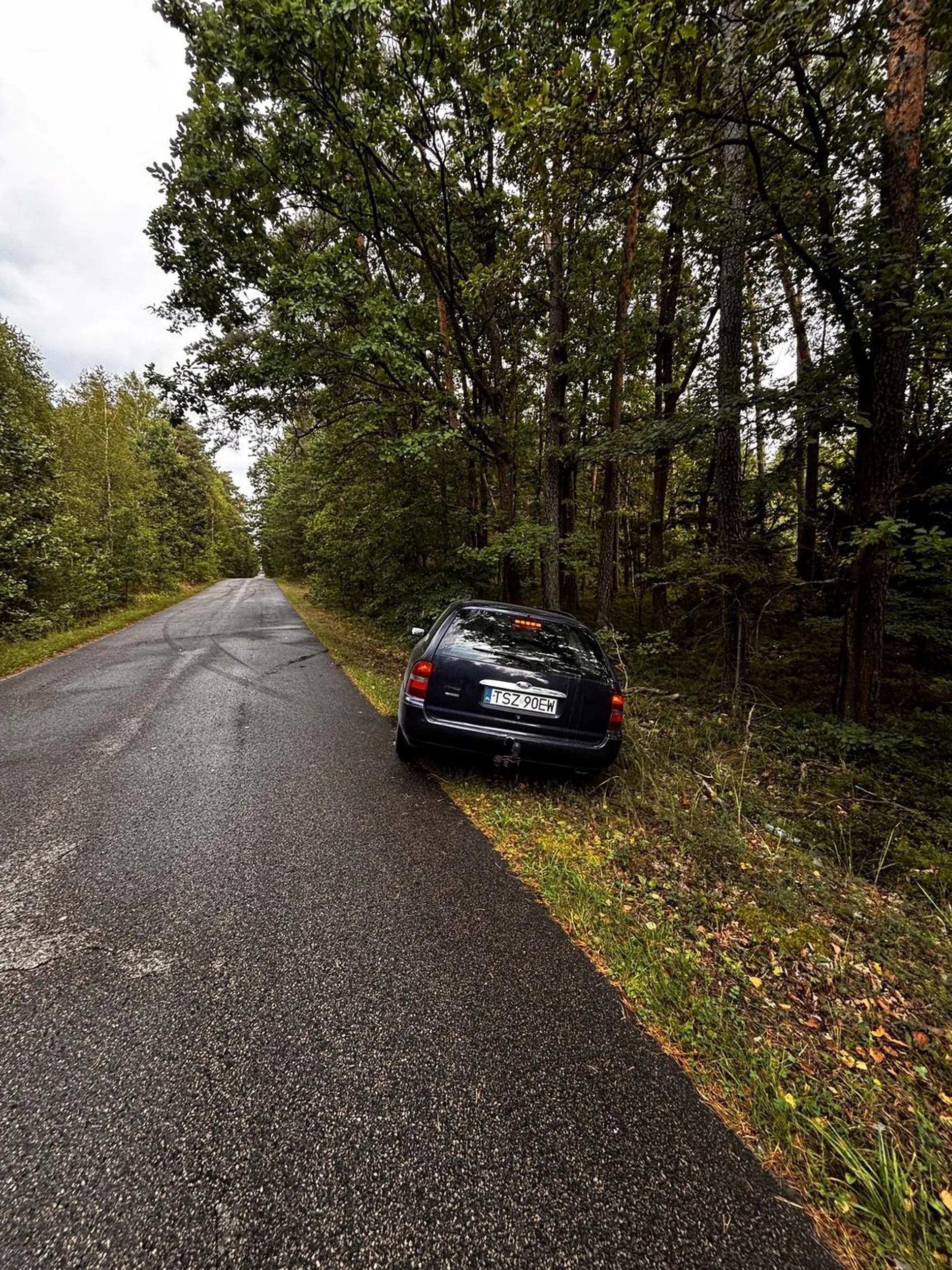 Młody kierowca nie opanował auta i wylądował w rowie nie polecam