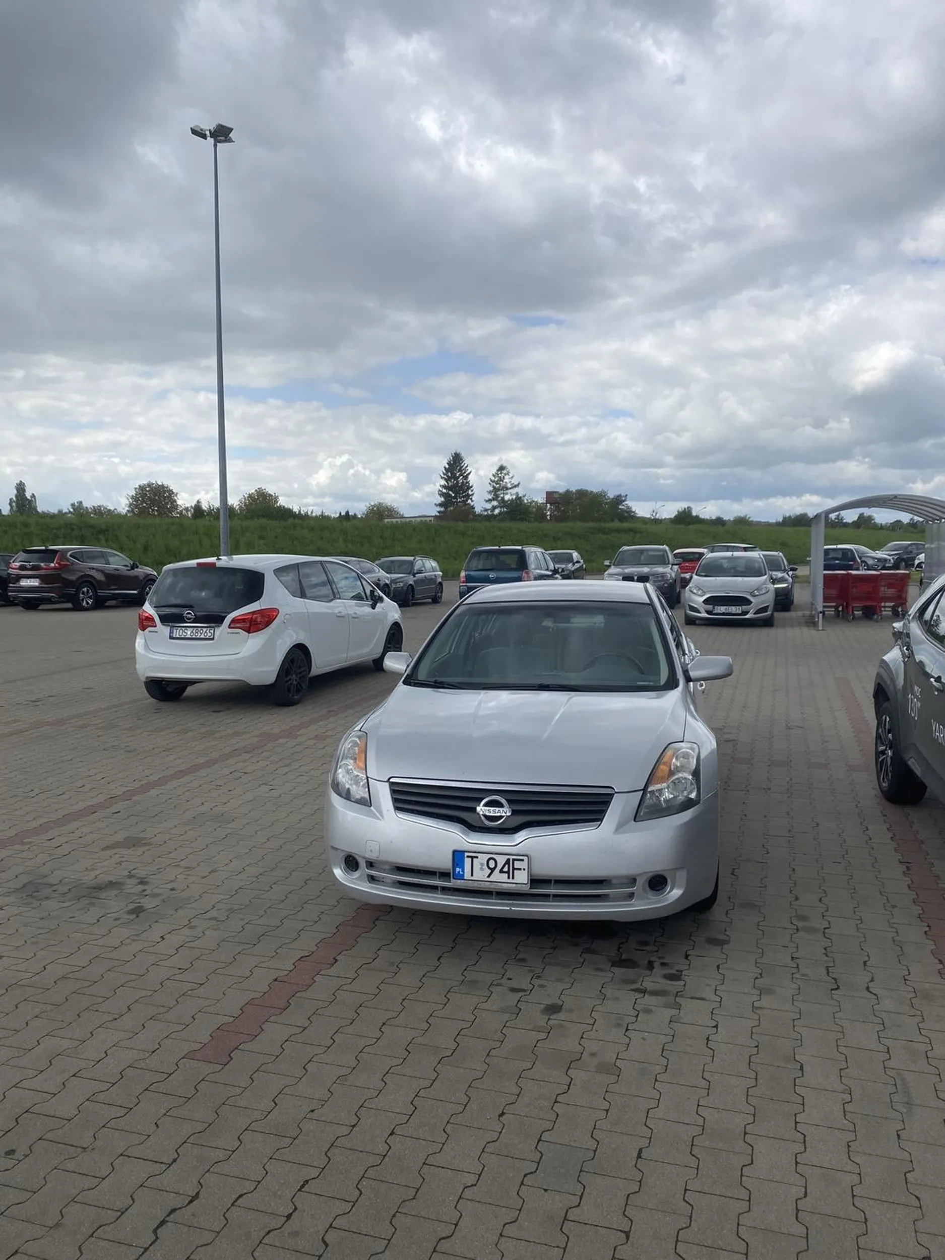 kutas zajmuje 4 miejsca na parkingu