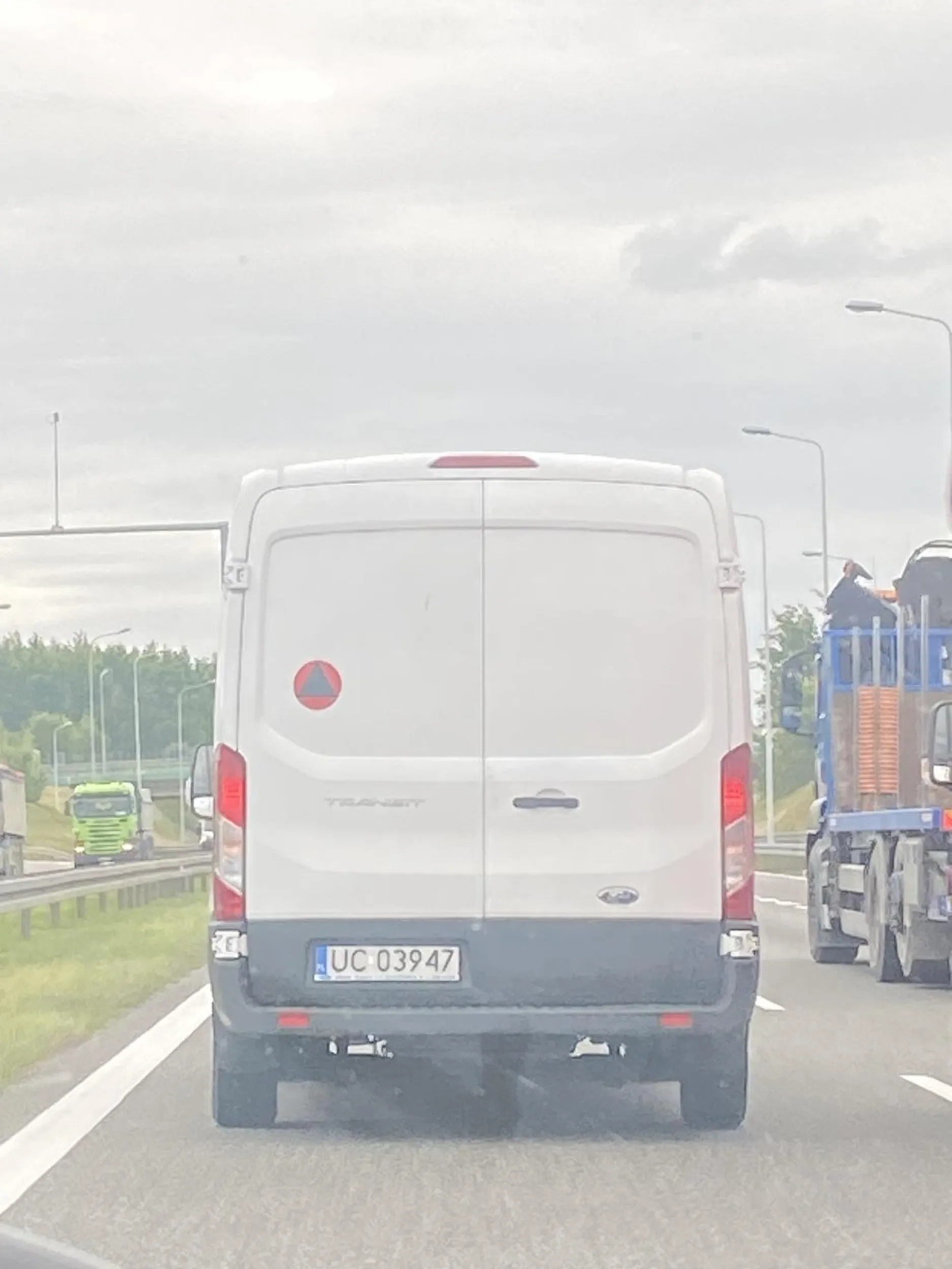 Ten niedojeb jest głupi jak but na s7 wyprzedza prawym pasem