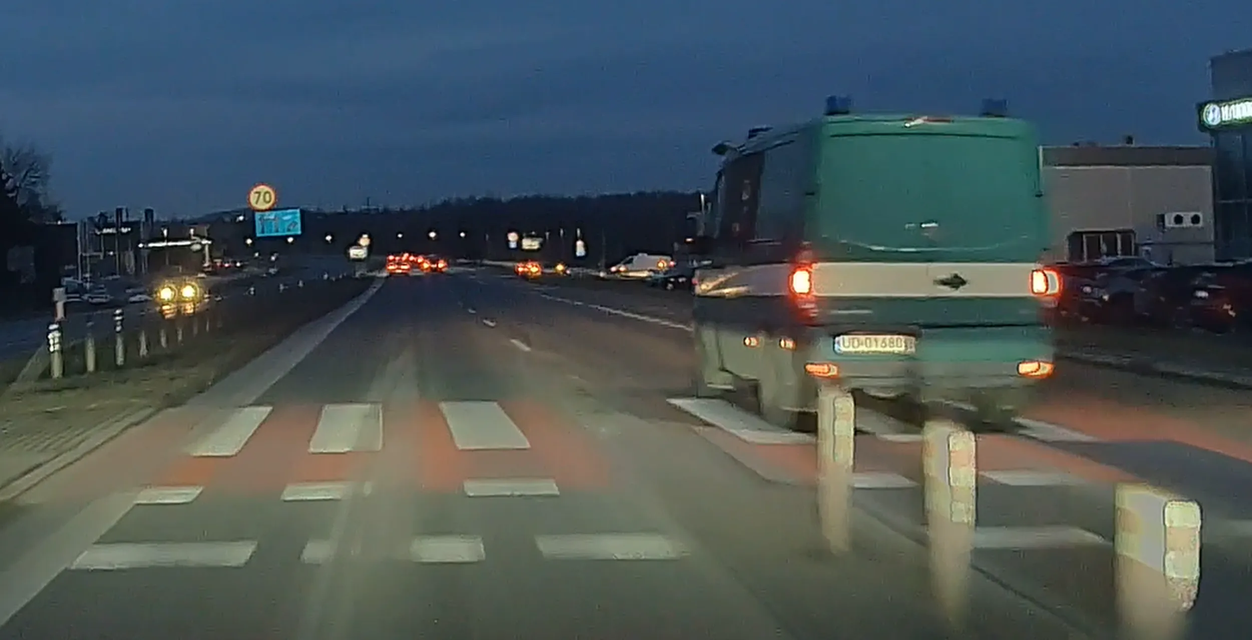 Pirat drogowy z Żandarmerii Wojskowej. Wyprzedza na przejściu dla pieszych, jadąc przy tym ponad 90 km/h, przy ograniczeniu do 50.