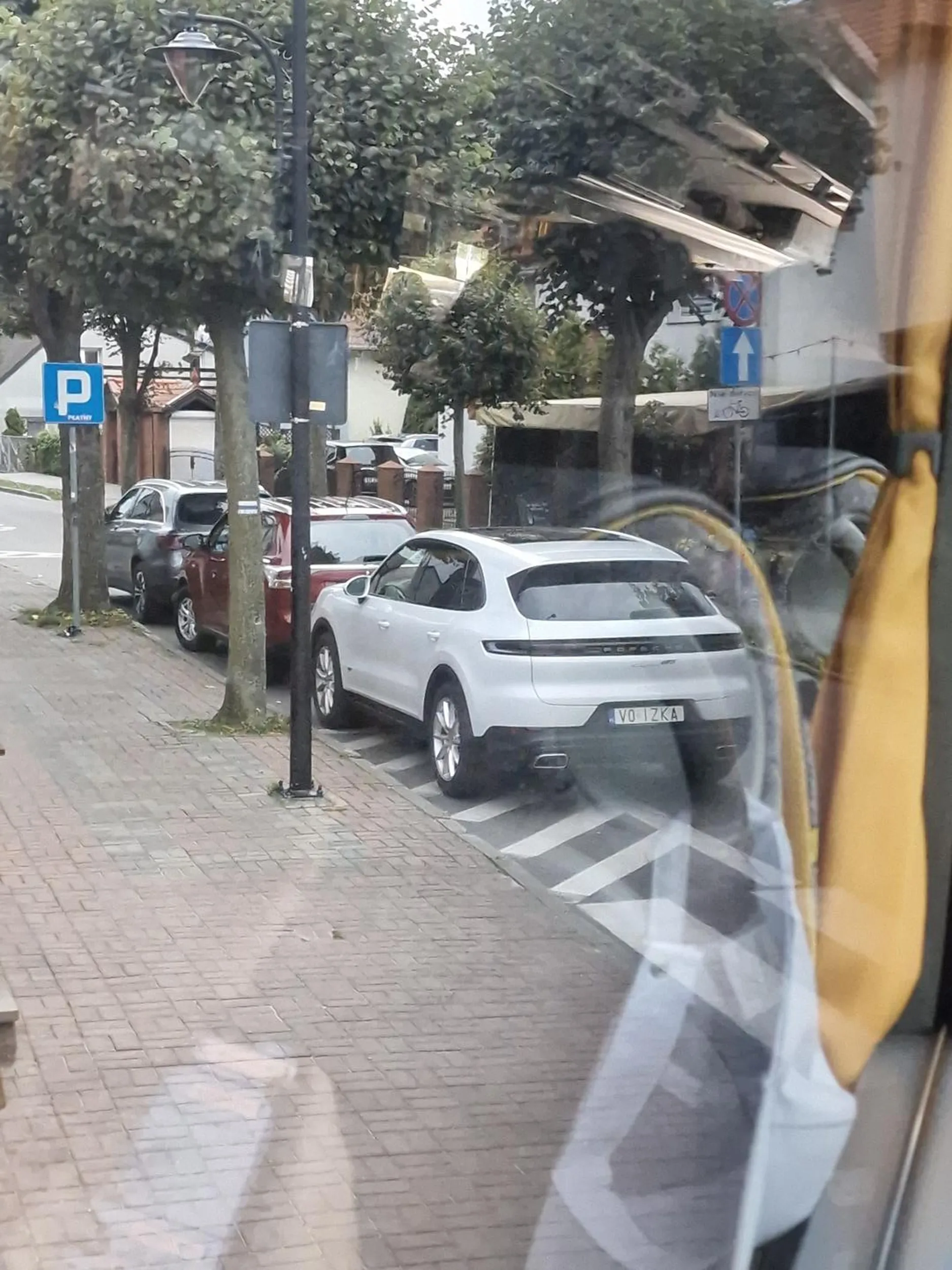 Parkuje przy przejściu na miejscu do tego nie przeznaczonym. Sram mu na matkę